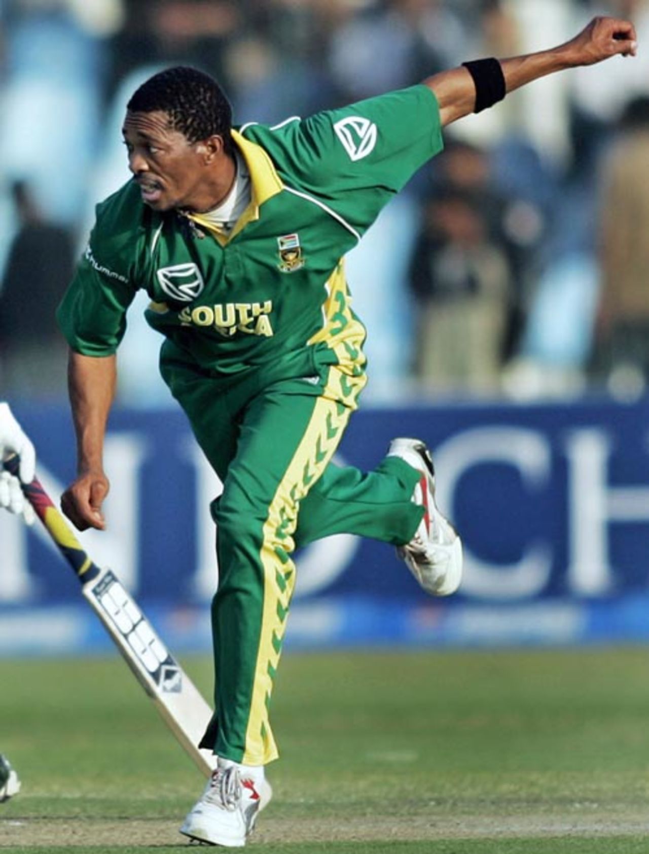 Makhaya Ntini was awarded the Man of the Match for his four-wicket haul, Pakistan v South Africa, 5th ODI, Lahore, October 29, 2007