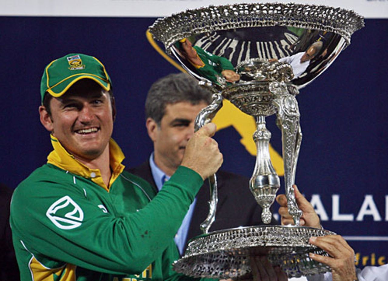 Graeme Smith holds up the winners' trophy, Pakistan v South Africa, 5th ODI, Lahore, October 29, 2007