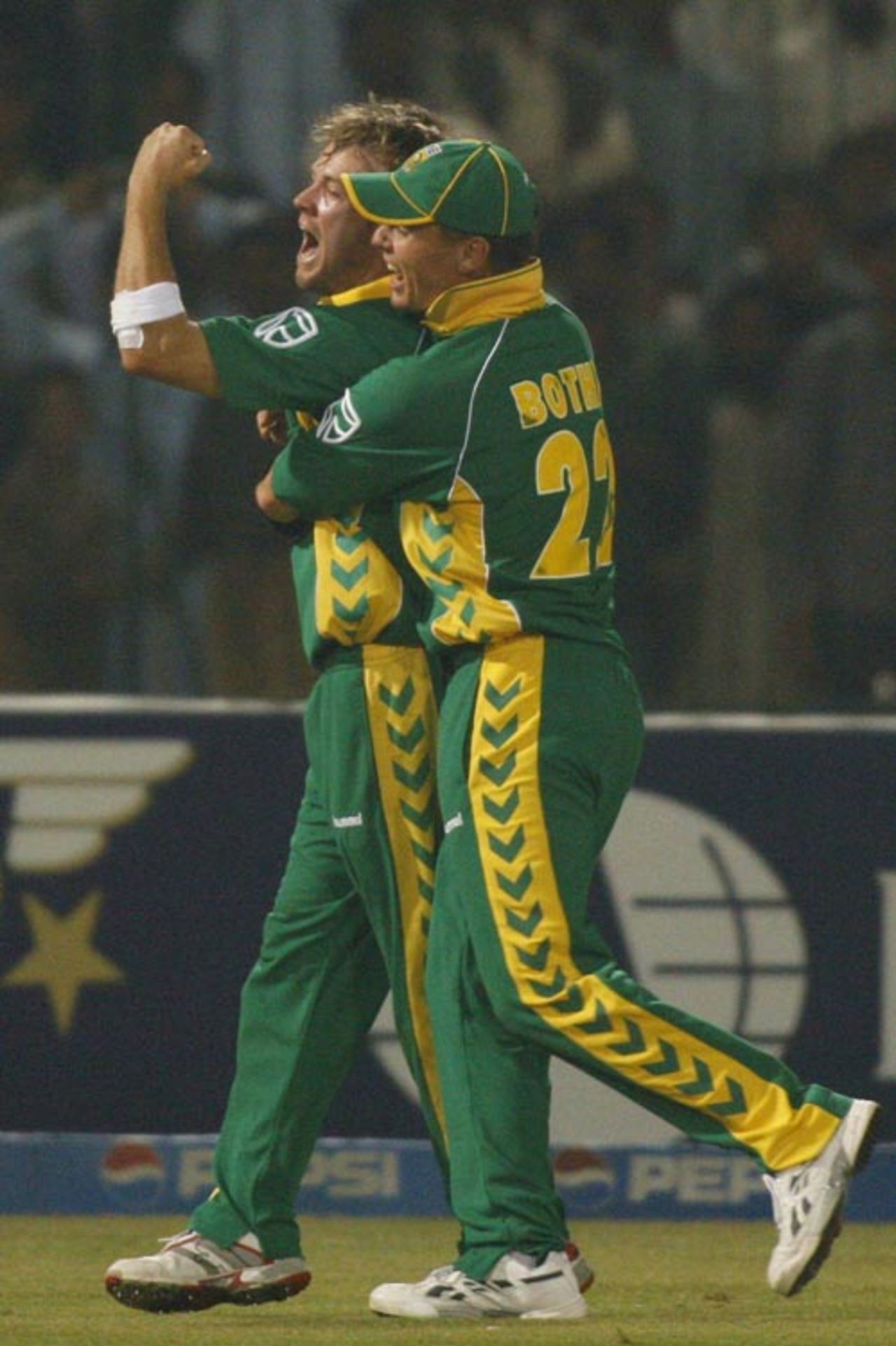 AB de Villiers is hugged by Johan Botha after he took an acrobatic catch, Pakistan v South Africa, 5th ODI, Lahore, October 29, 2007 