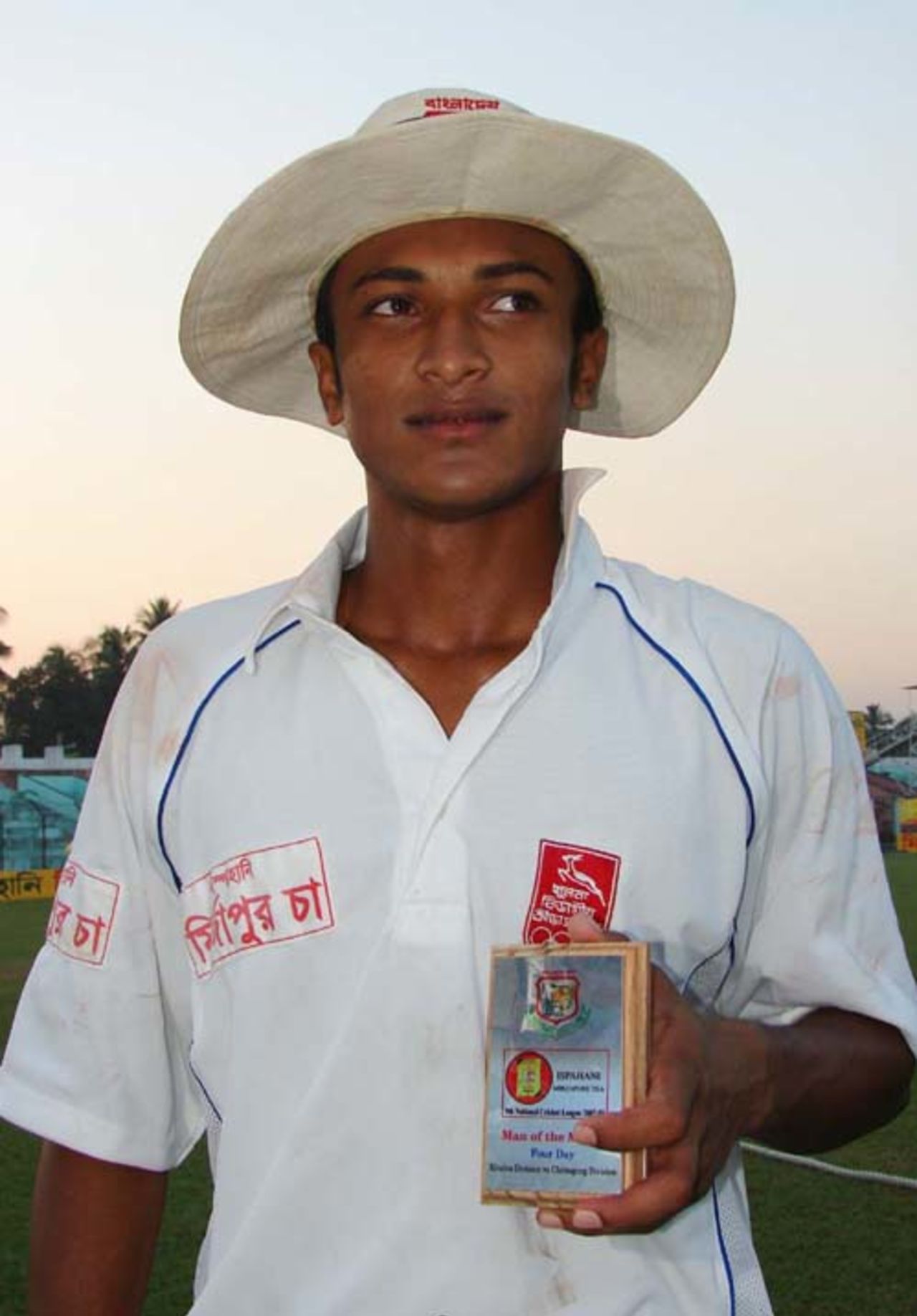 Shakib Al Hasan poses with his Man-of-the-Match award, Chittagong v Khulna, National Cricket League, October 29, 2007