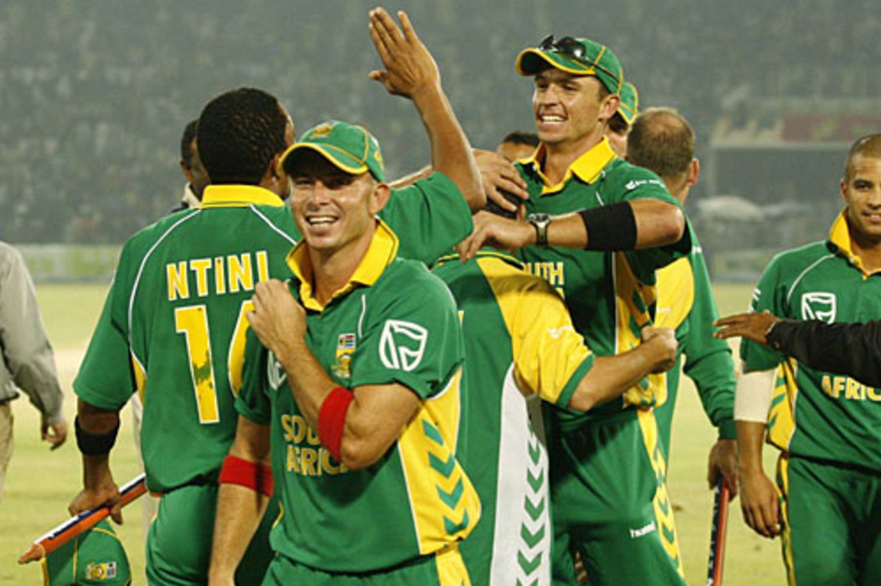 A jubilant South African team walks off the field, Pakistan v South Africa, 5th ODI, Lahore, October 29, 2007 