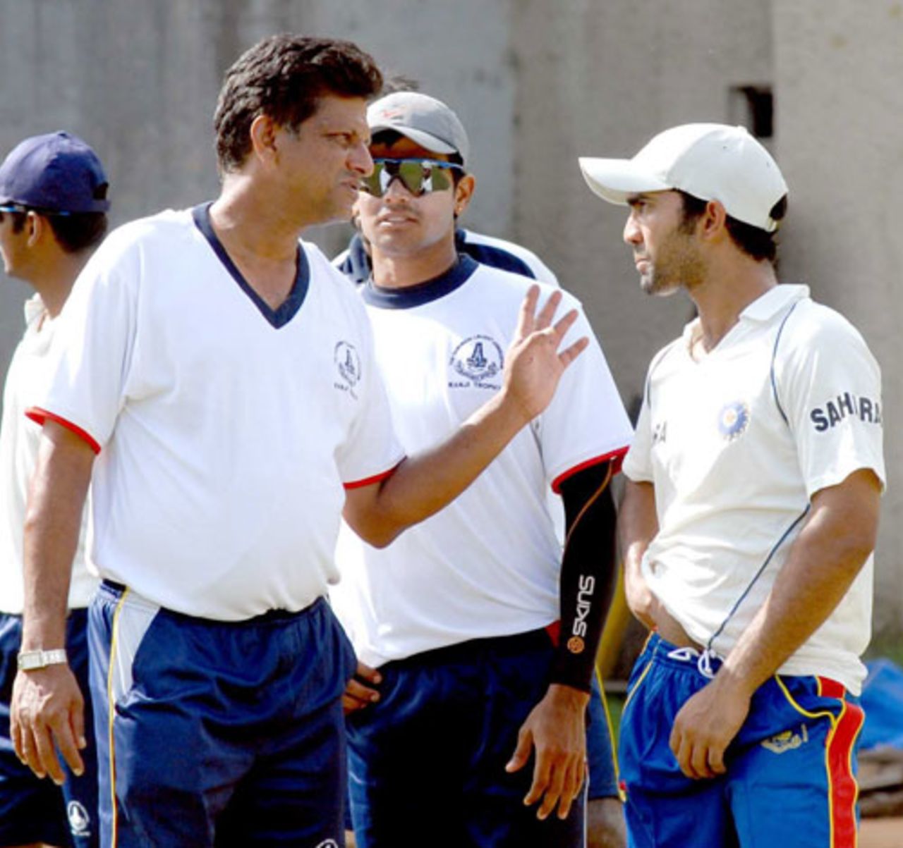 WV Raman, S Badrinath and Dinesh Karthik discuss something at Tamil Nadu nets on the ve of their match against Maharashtra, Tamil Nadu v Maharashtra, Ranji Trophy Super League, 1st round, Chennai, November 2, 2007