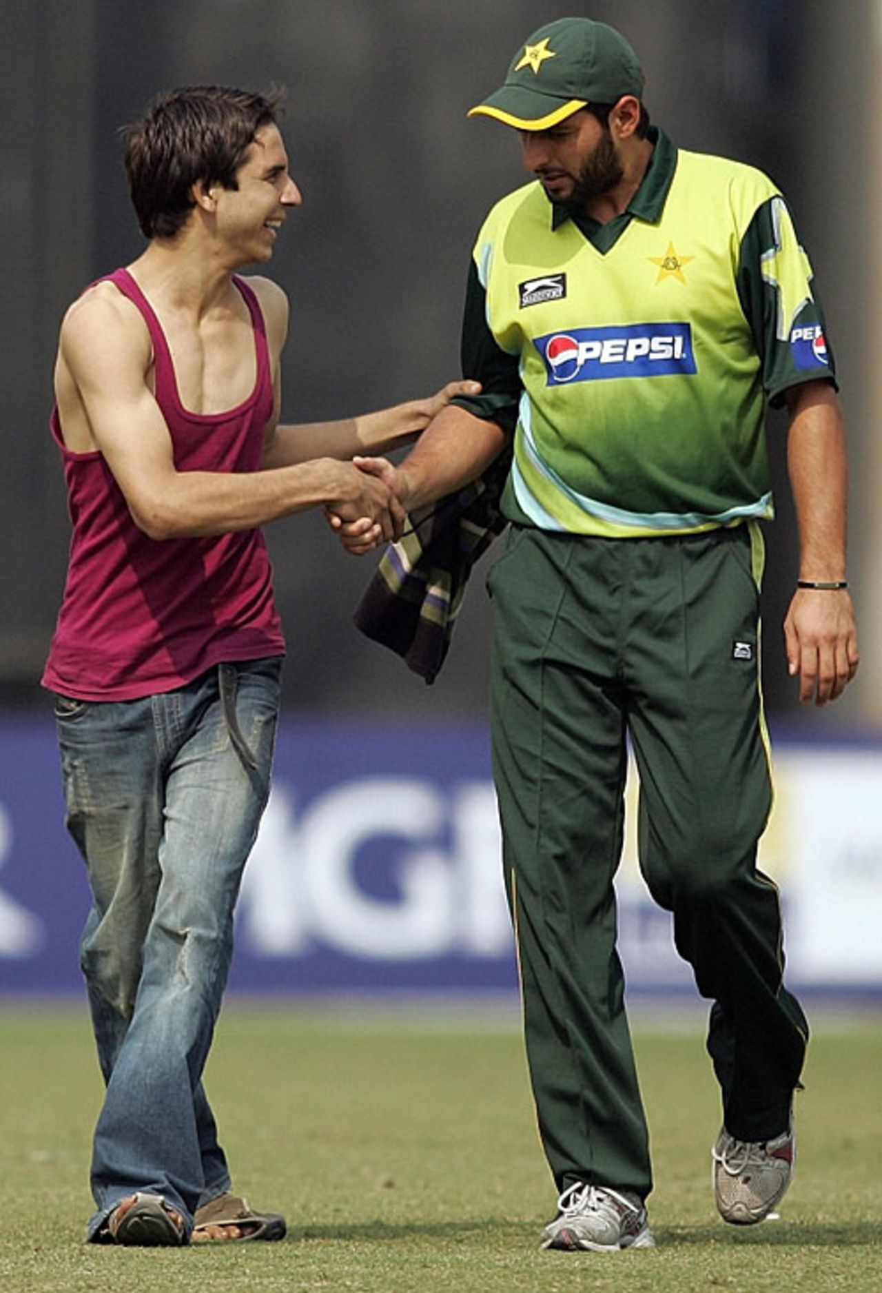 Shahid Afridi shakes hands with a fan, Delhi v Pakistan XI, warm-up match, Delhi, November 2, 2007