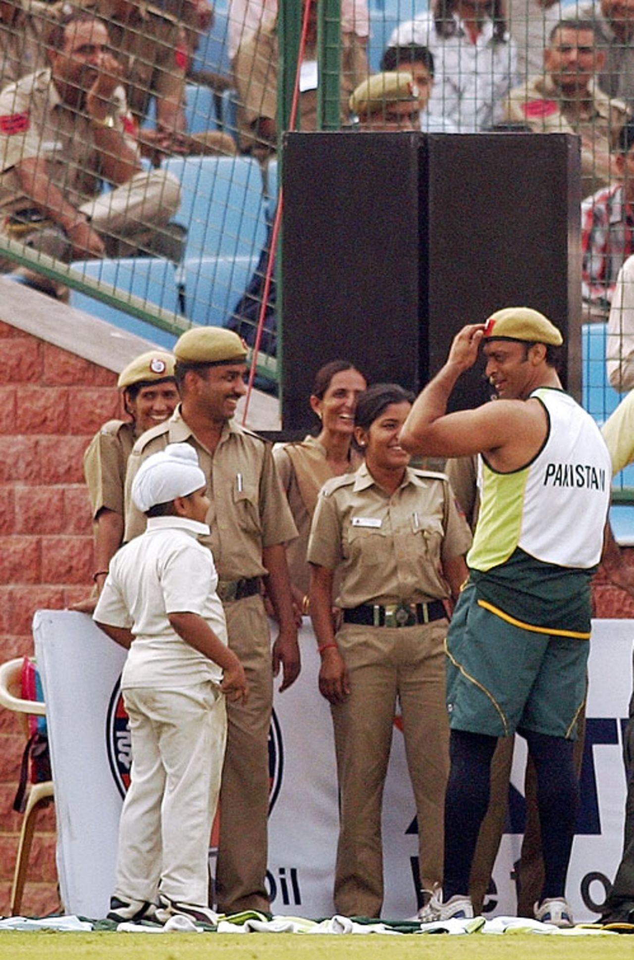 Shoaib Akhtar chats with police personnel at Kotla, Delhi v Pakistan XI, warm-up match, Delhi, November 2, 2007