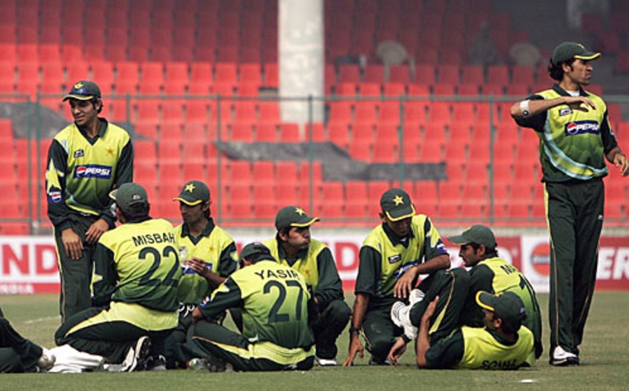 Pakistan players take a break during their match against Delhi, Delhi v Pakistan XI, warm-up match, Delhi, November 2, 2007