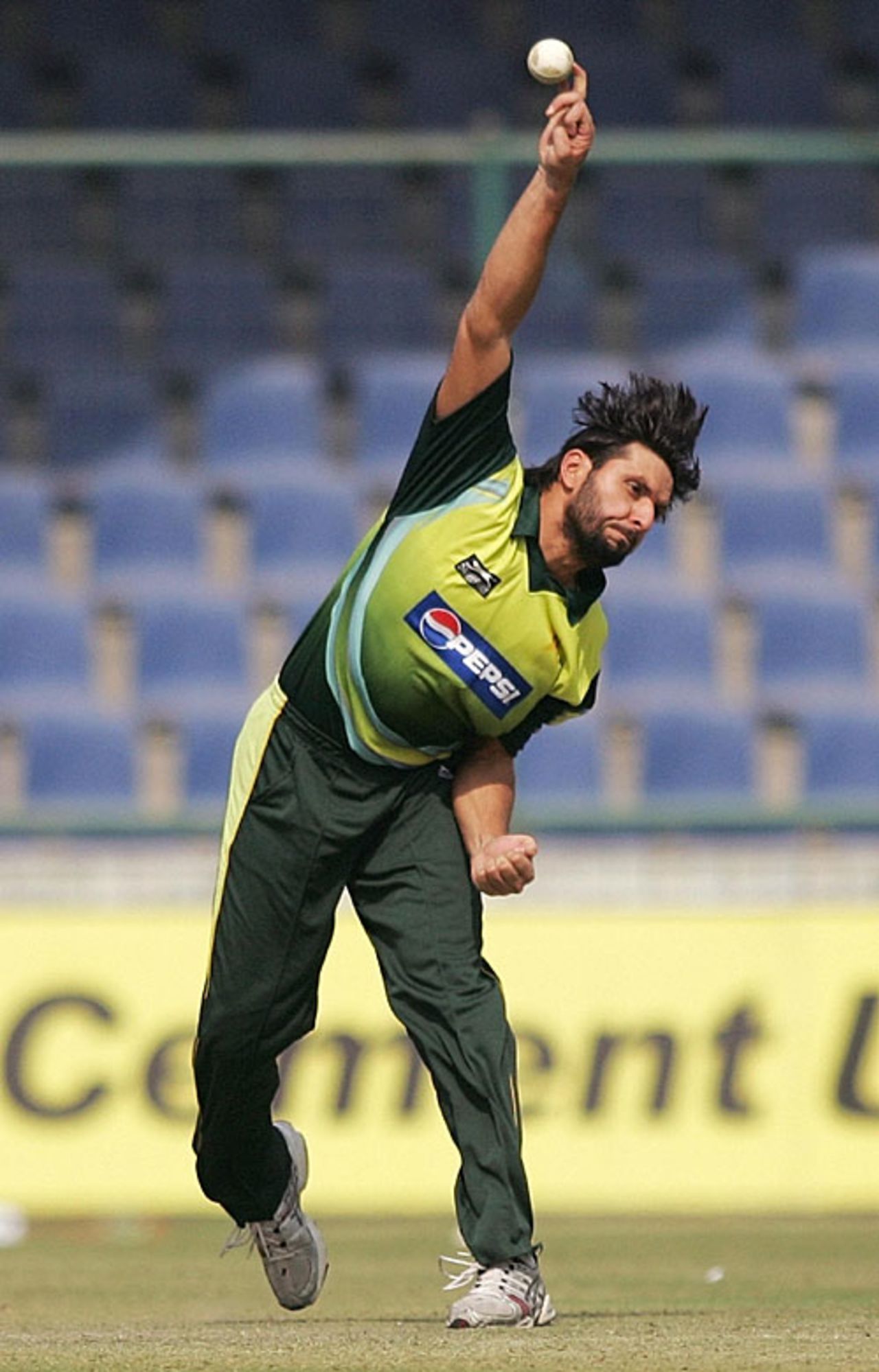 Shahid Afridi delivers the ball, Delhi v Pakistan XI, warm-up match, Delhi, November 2, 2007