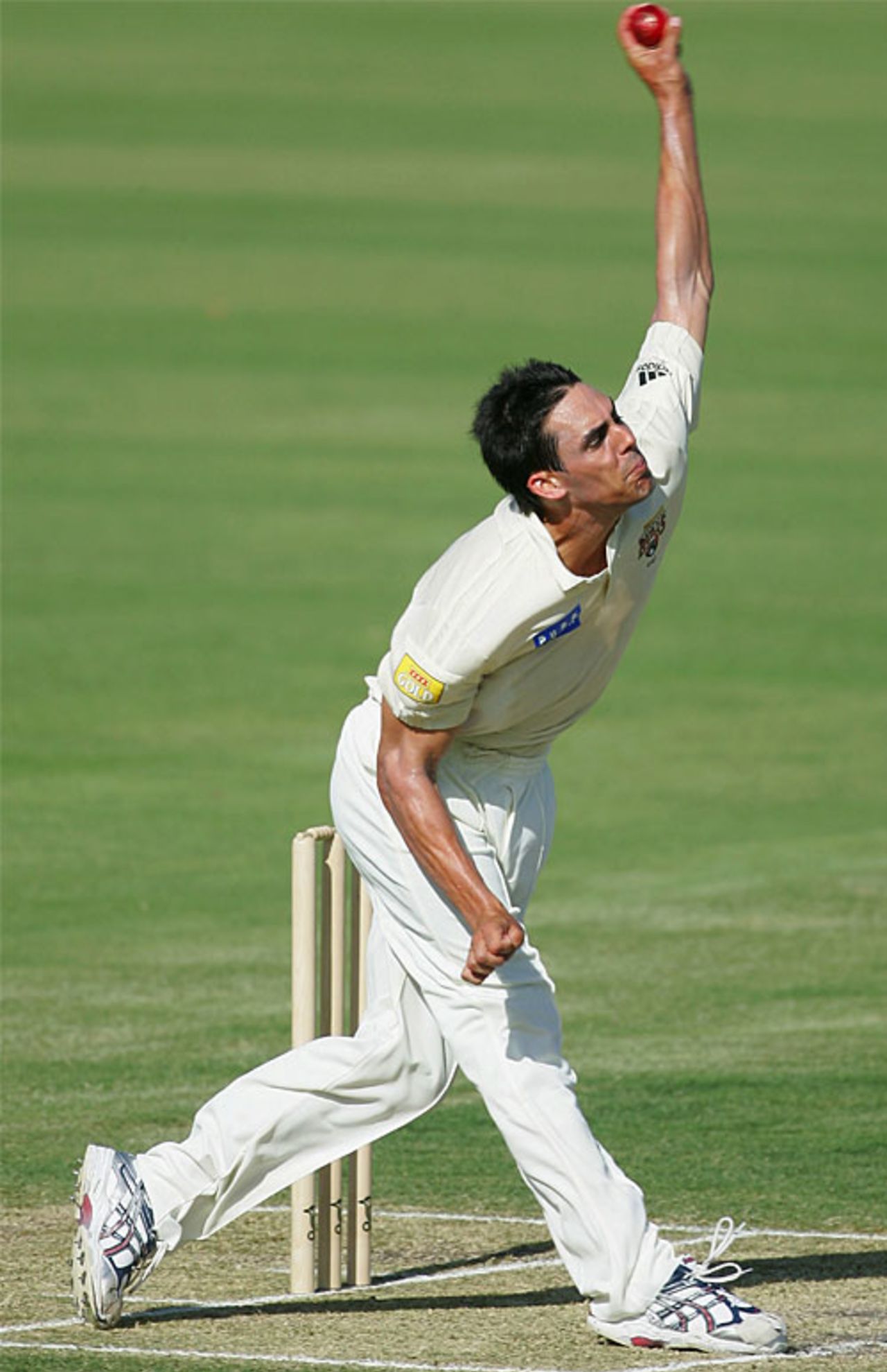 Mitchell Johnson bowling during the second innings, Queensland v Sri Lankans, 2nd day, Brisbane, November 3, 2007