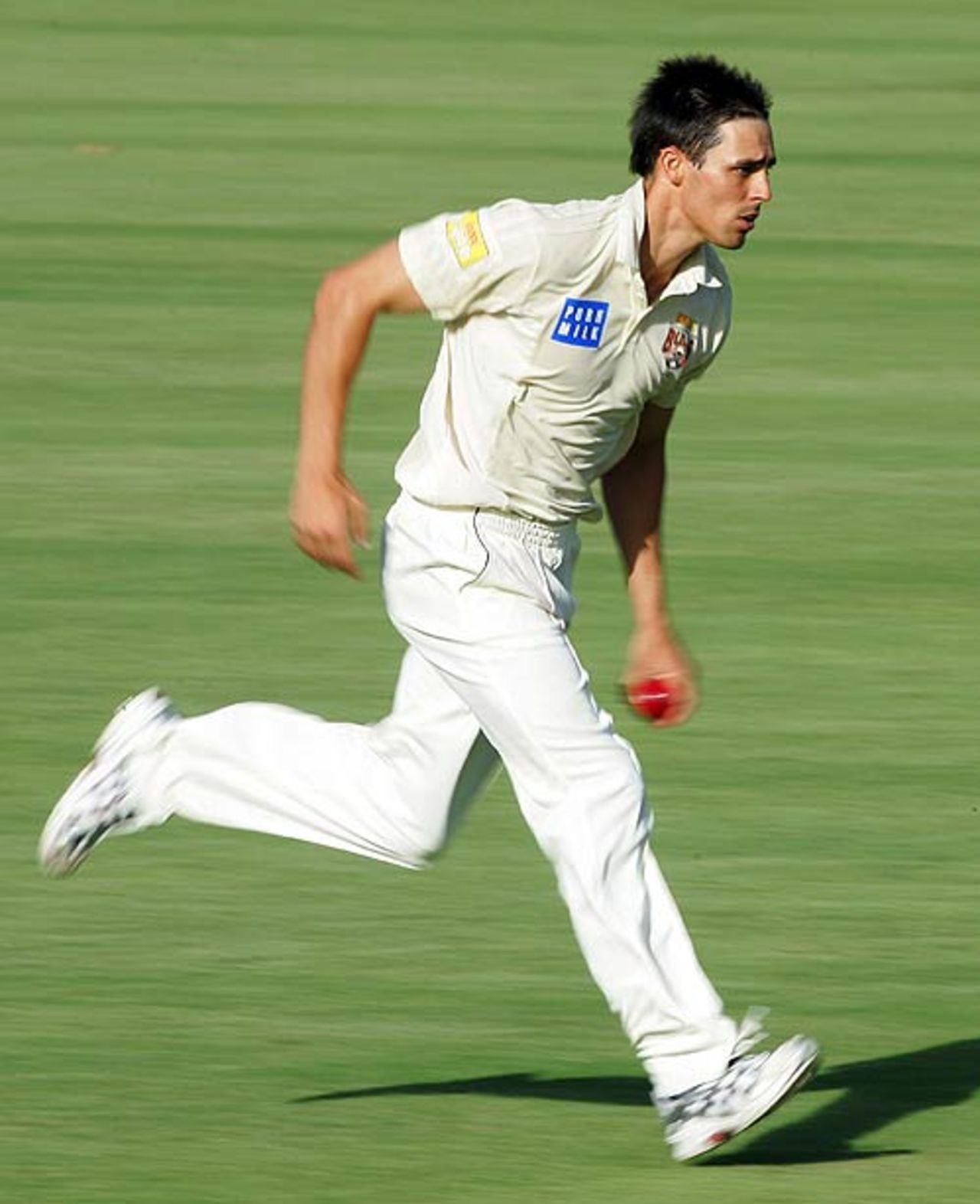 Mitchell Johnson runs in to bowl, Queensland v Sri Lankans, 2nd day, Brisbane, November 3, 2007
