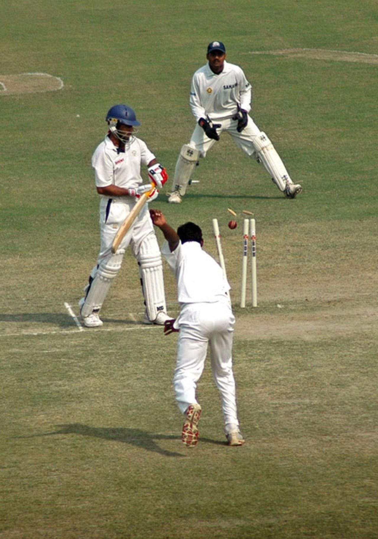 MSK Prasad looks on at the  unsuccessful run-out attempt of a Punjab batsman, Punjab v Andhra, Ranji Trophy Super League, Group B, 1st round, 2nd day, Amritsar, November 4, 2007