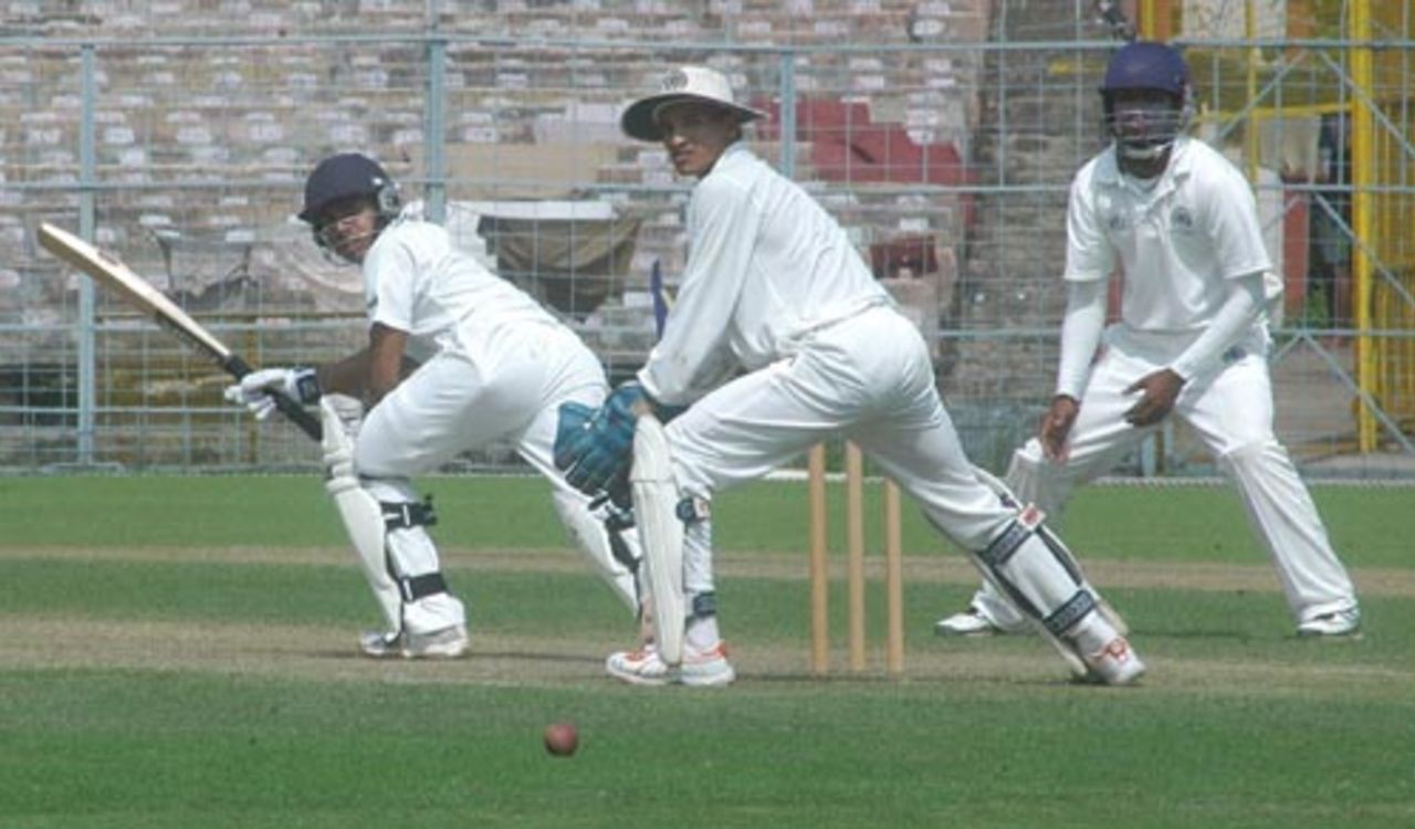 Manoj Tiwary plays one down the leg side while wicketkeeper Habeeb Ahmed looks on, Bengal v Hyderabad , Ranji Trophy Super League, Group B, 1st round, 1st day, Eden Gardens, November 4, 2007 

