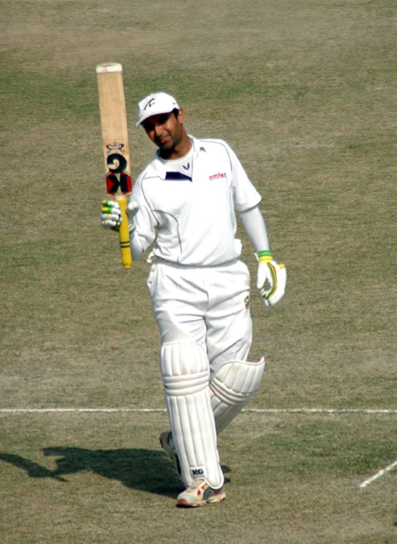 Pankaj Dharmani acknowledges the cheers after becoming the highest overall run-scorer for Punjab in the the Ranji Trophy, Punjab v Andhra, Ranji Trophy Super League, Group B, 1st round, 3rd day, Amritsar, November 5, 2007