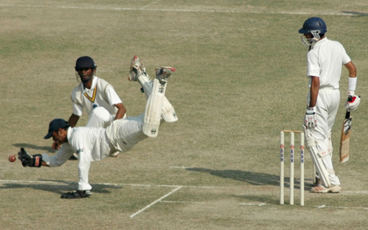 MSK Prasad tries to pull off a blinder against Uday Kaul, Punjab's centurion, Punjab v Andhra, Ranji Trophy Super League, Group B, 1st round, 3rd day, Amritsar, November 5, 2007 