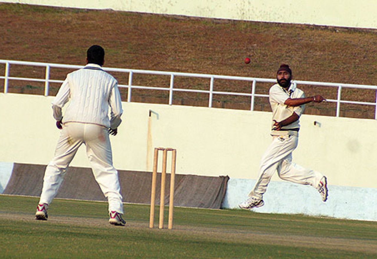 Sarandeep Singh attempts to run out Saurashtra's Rakesh Dhruv , Himachal Pradesh v Saurashtra, Ranji Trophy Super League, Group A, 1st round, 3rd day, Dharamsala, November 5, 2007 