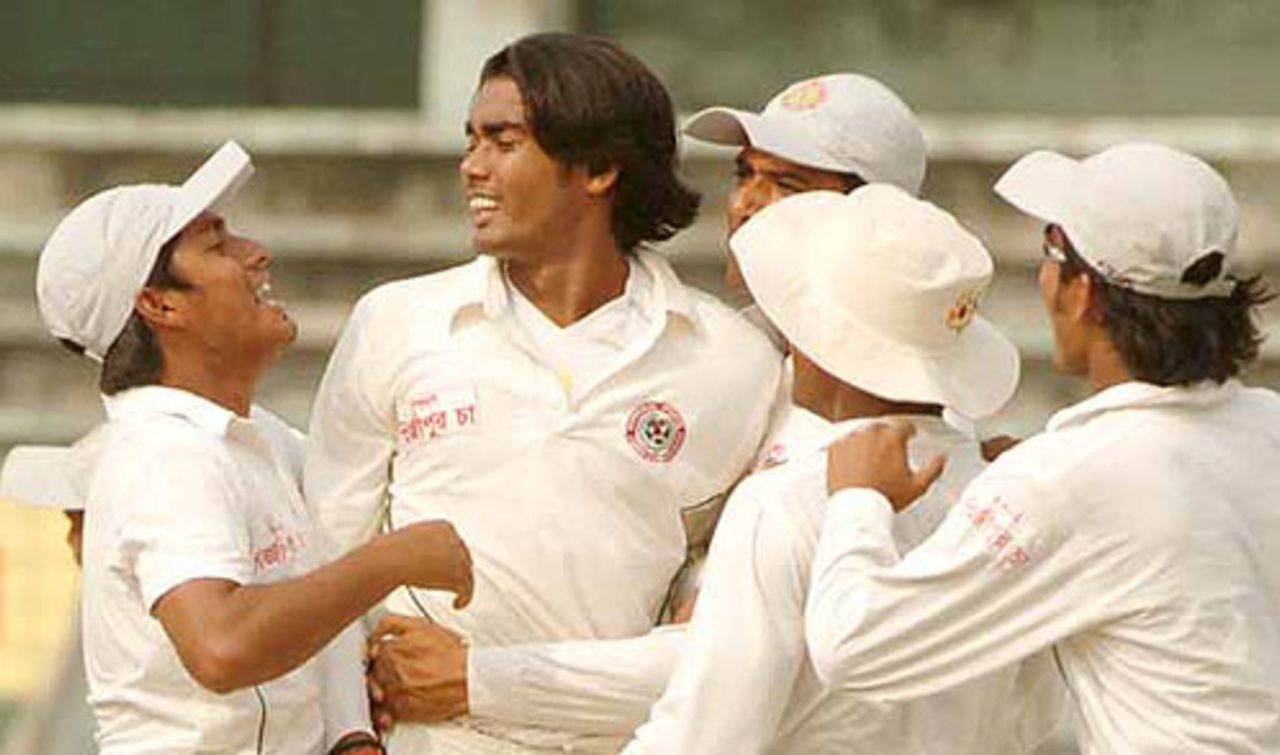 Dhaka's Mahbubul Alam, who triggered a Barisal collapse on the last day with 4 for 30, celebrates a wicket , Dhaka v Barisal, National Cricket League, Mirpur, November 5, 2007