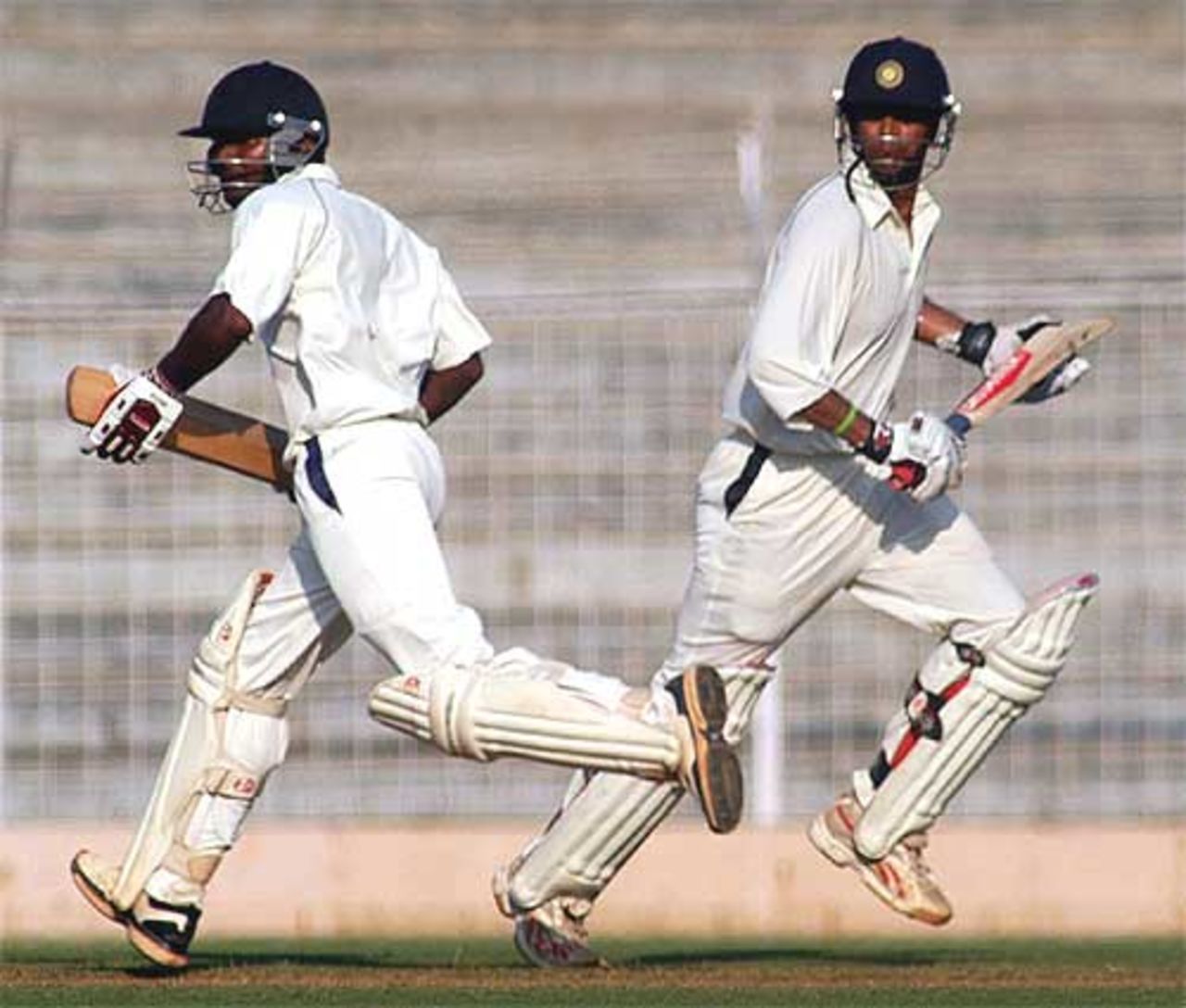 Rahul Dravid and KB Pawan crossover during their 126-run partnership, Mumbai
v Karnataka, Ranji Trophy Super League, Group A, 1st round, 3rd day, Mumbai,
November 5, 2007
