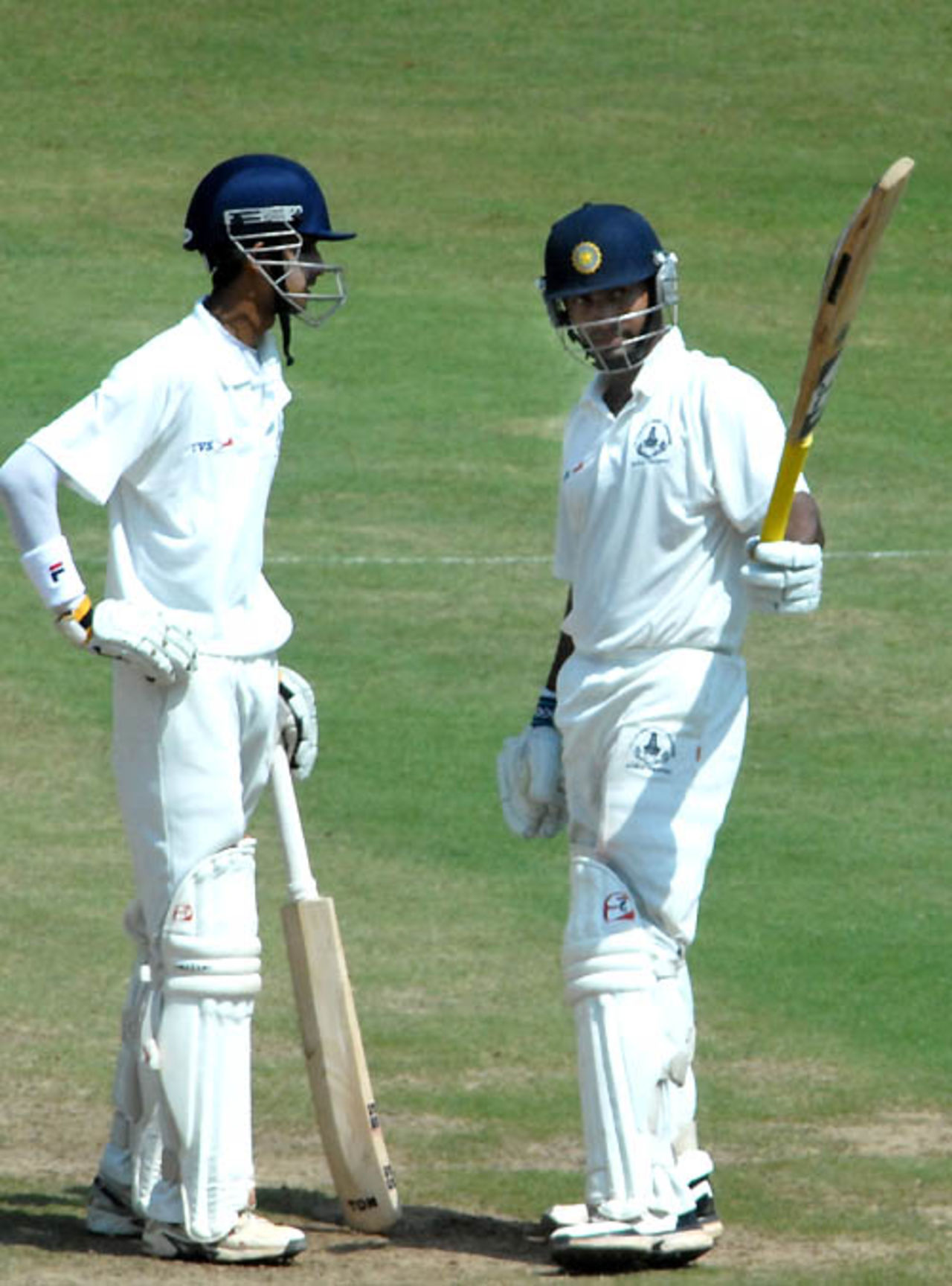 R Srinivasan acknowledges the cheers after reaching his half-century, Tamil Nadu v Maharashtra, Ranji Trophy Super League, Group B, 1st round, 4th day, Chennai, November 6, 2007 