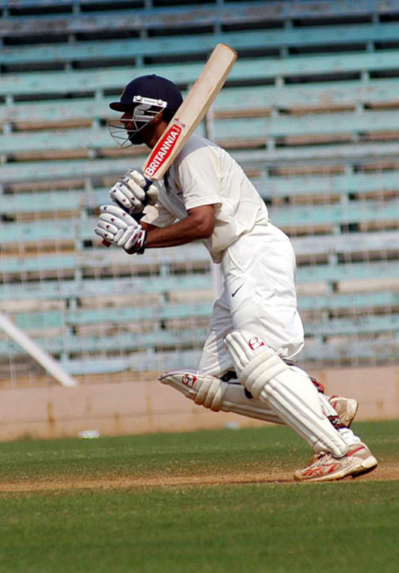 Rahul Dravid drives during his 214, Mumbai v Karnataka, Ranji Trophy Super League, Group A, 1st round, 4th day, Mumbai, November 6, 2007