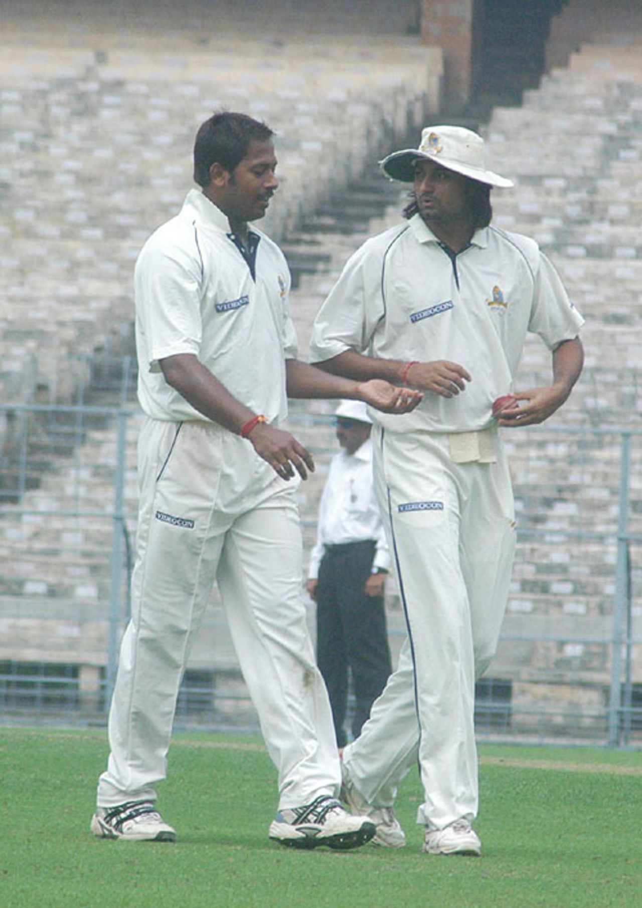 Shib Shankar Paul and Ranadeb Bose share a word, Bengal v Hyderabad , Ranji Trophy Super League, Group B, 1st round, 3rd day, Eden Gardens, November 6, 2007 
