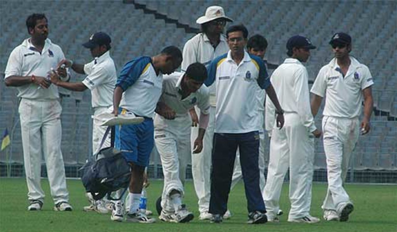 Bengal players get a breather as one of the players gets attention, Bengal v Hyderabad , Ranji Trophy Super League, Group B, 1st round, 4th day, Eden Gardens, November 7, 2007