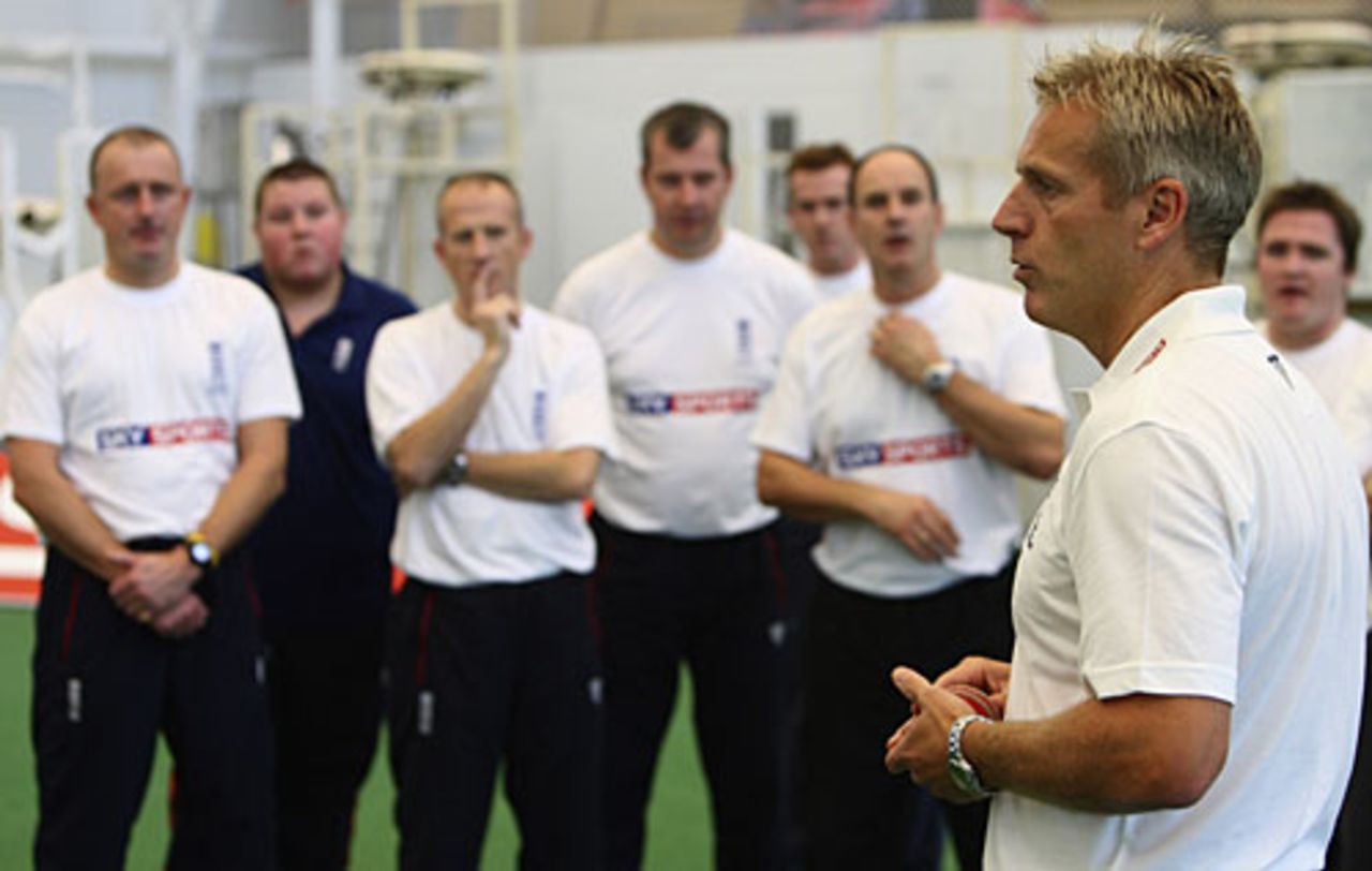 Peter Moores talks to players at the ECB academy, Loughborough, November 8, 2007