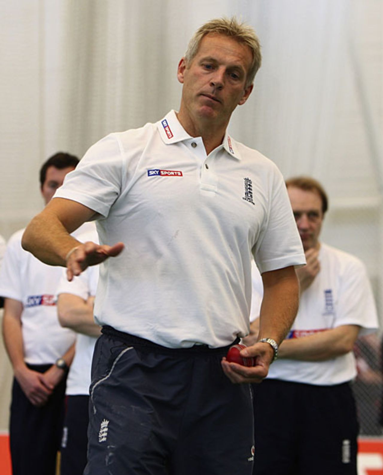 Peter Moores gives tips at the ECB academy, Loughborough, November 8, 2007