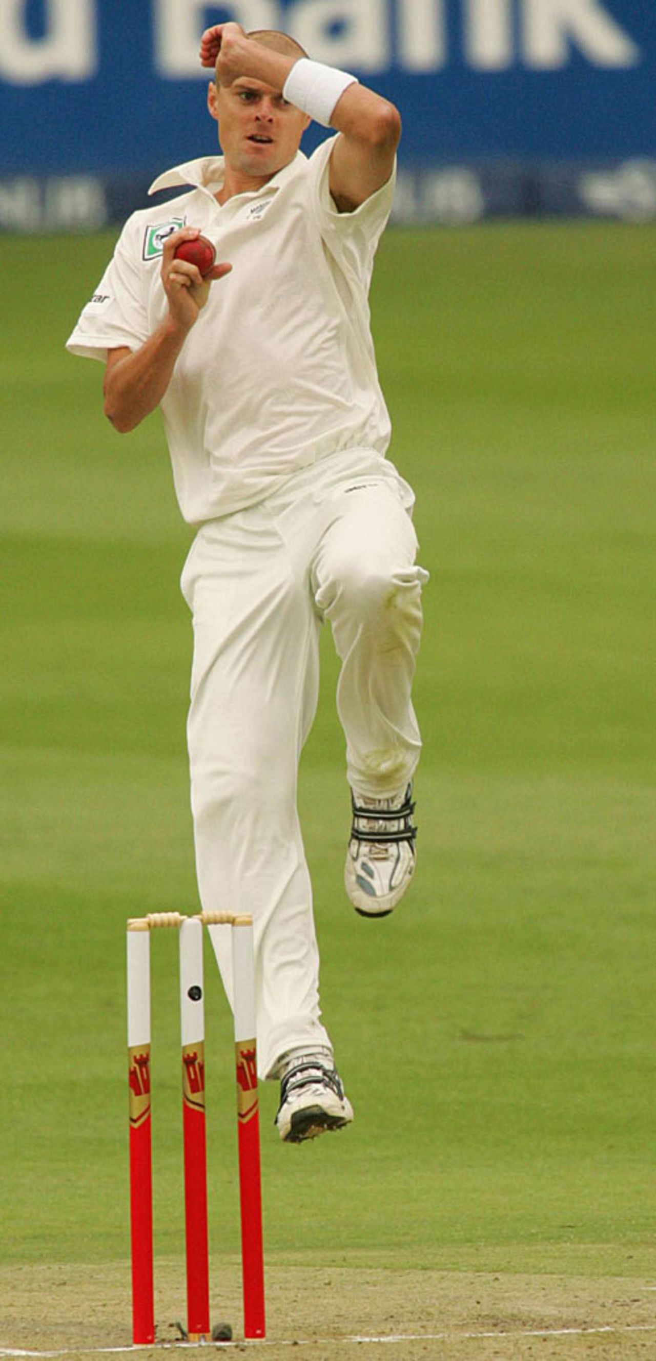 Chris Martin roars in to bowl, South Africa v New Zealand, 1st Test, Johannesburg, November 8, 2007