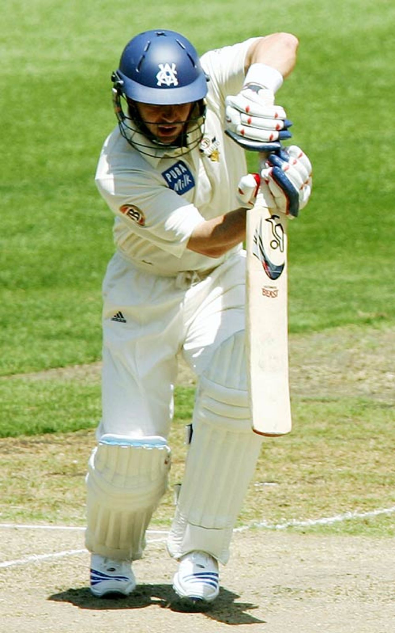 Brad Hodge defends watchfully, Victoria v Tasmania, Pura Cup, Melbourne, November 10, 2007