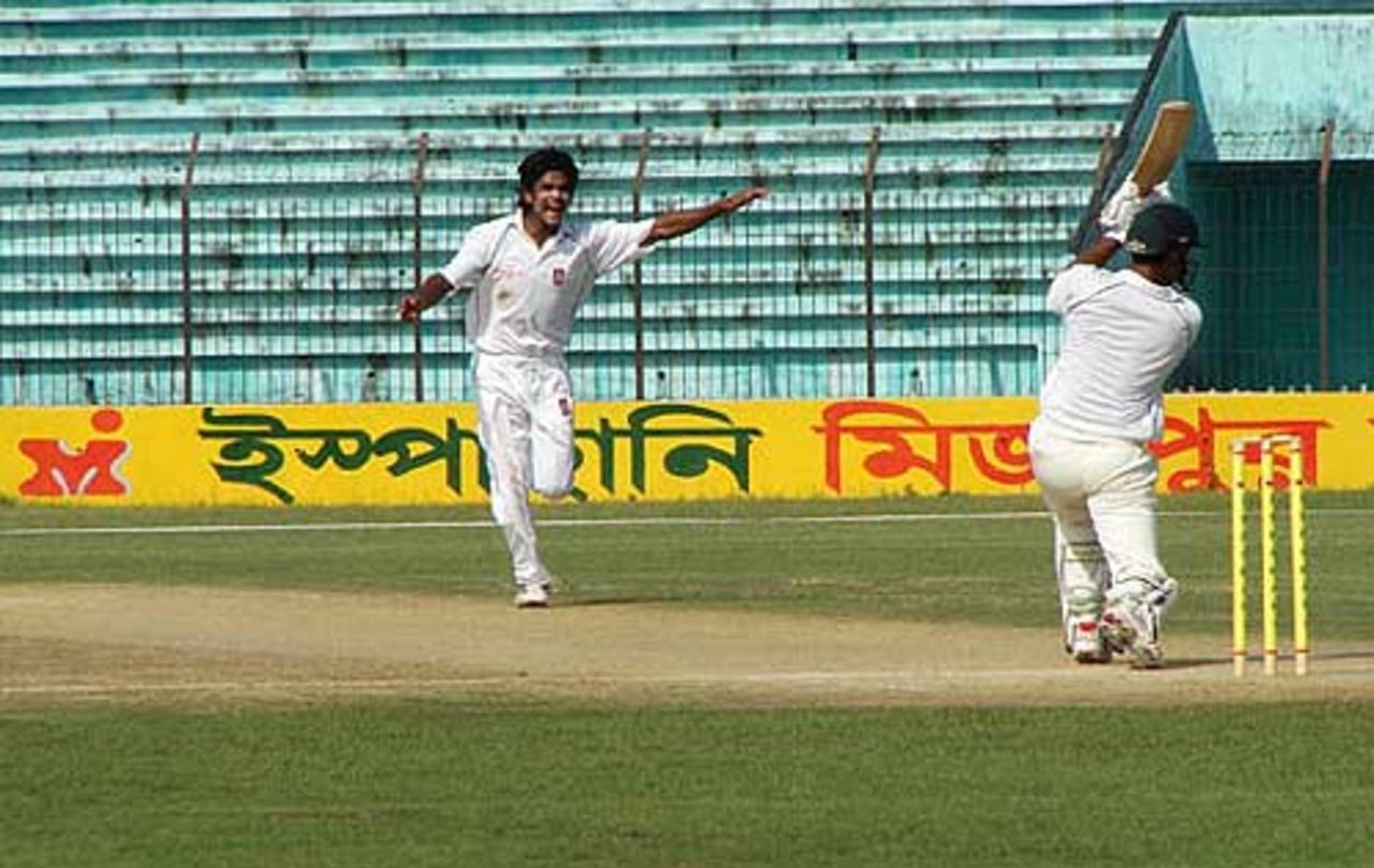 Dolar Mahmud dismissed Mushfiqur Rahman to complete his hat-trick, Khulna v Rajshahi, 1st day, November 10, 2007