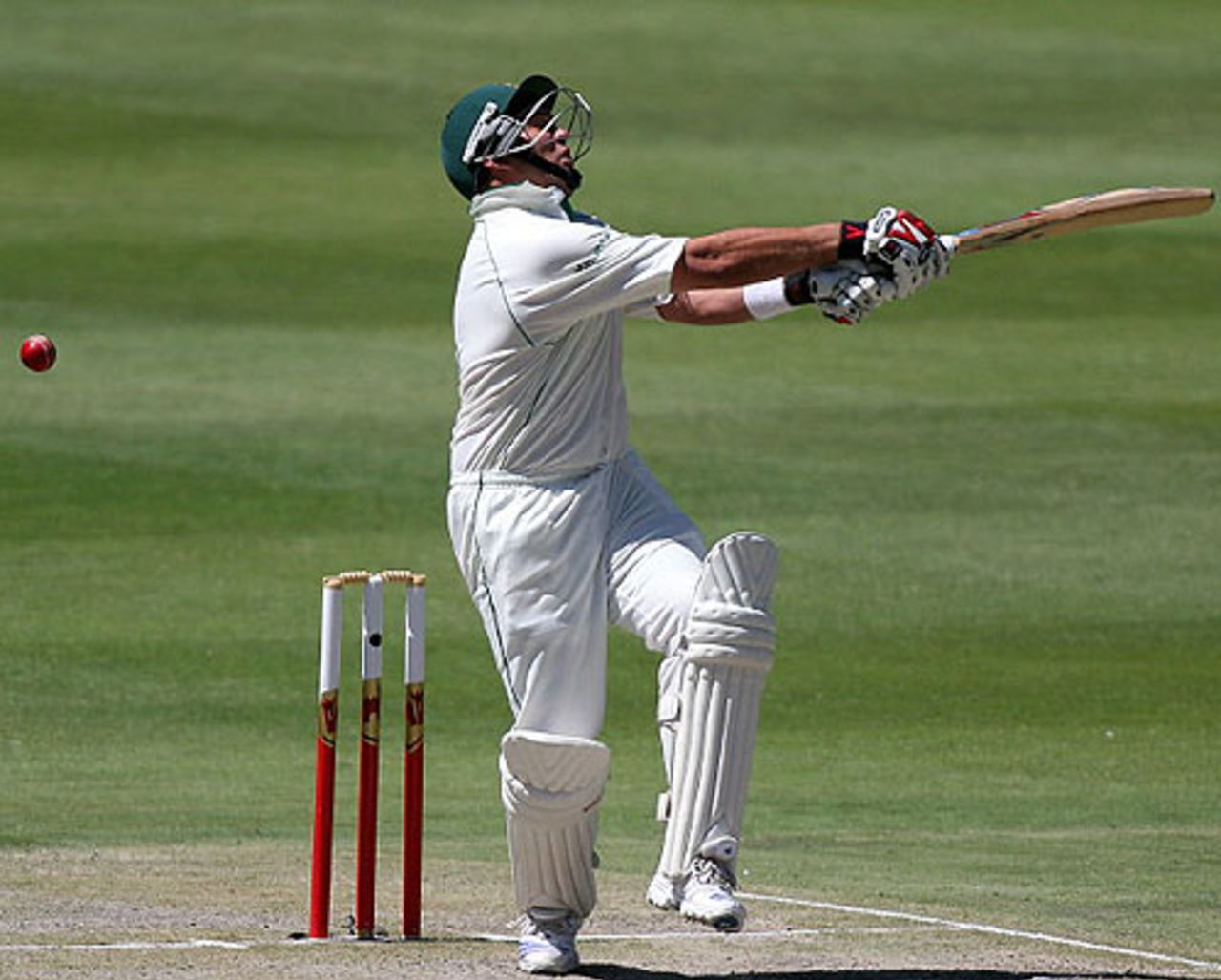 Jacques Kallis fails in this attempt to pull, South Africa v New Zealand, 1st Test, Johannesburg, 3rd day, November 10, 2007