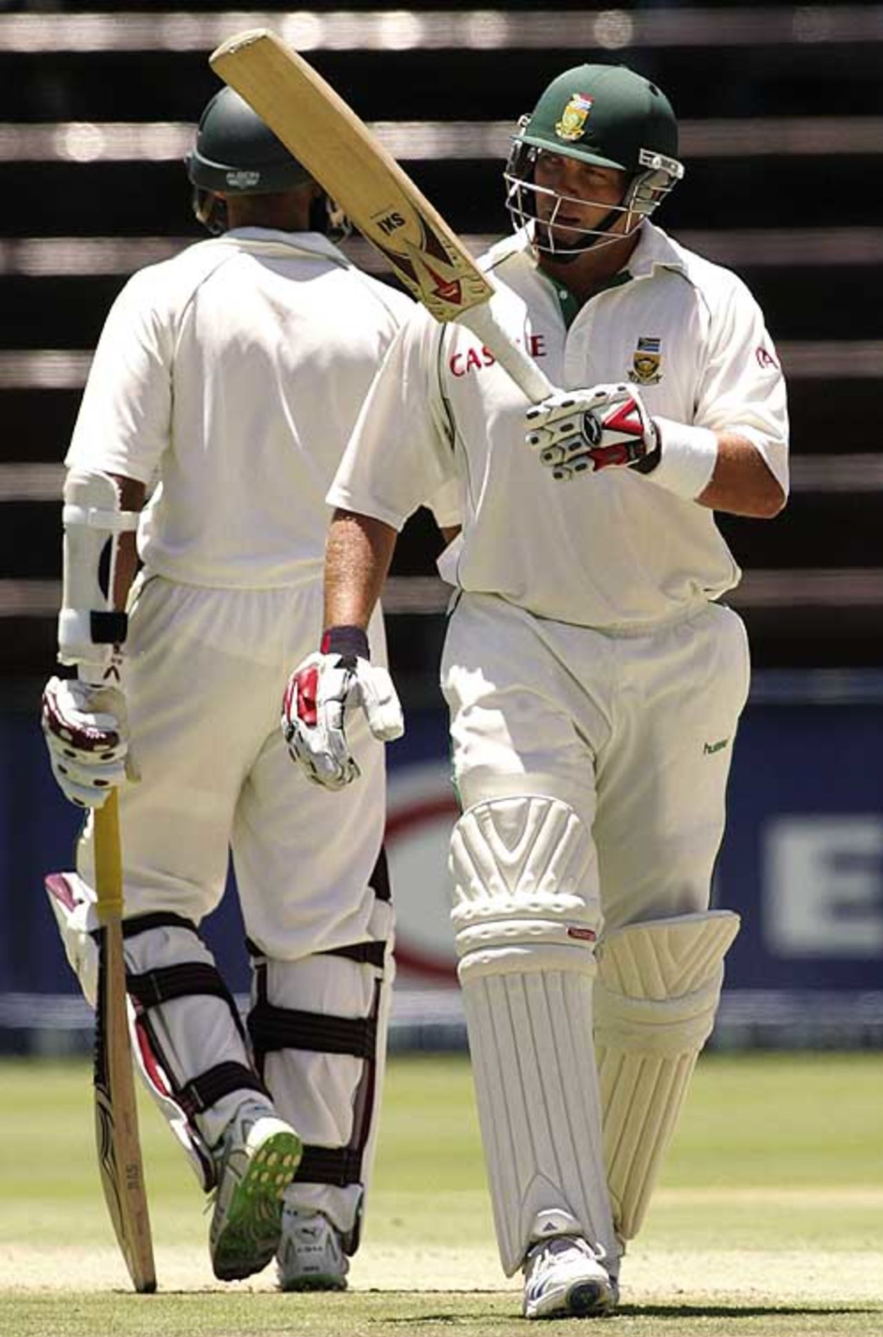 Jacques Kallis acknowledges the cheers after he went past 9000 Test runs, 1st Test, Johannesburg, 3rd day, November 10, 2007
