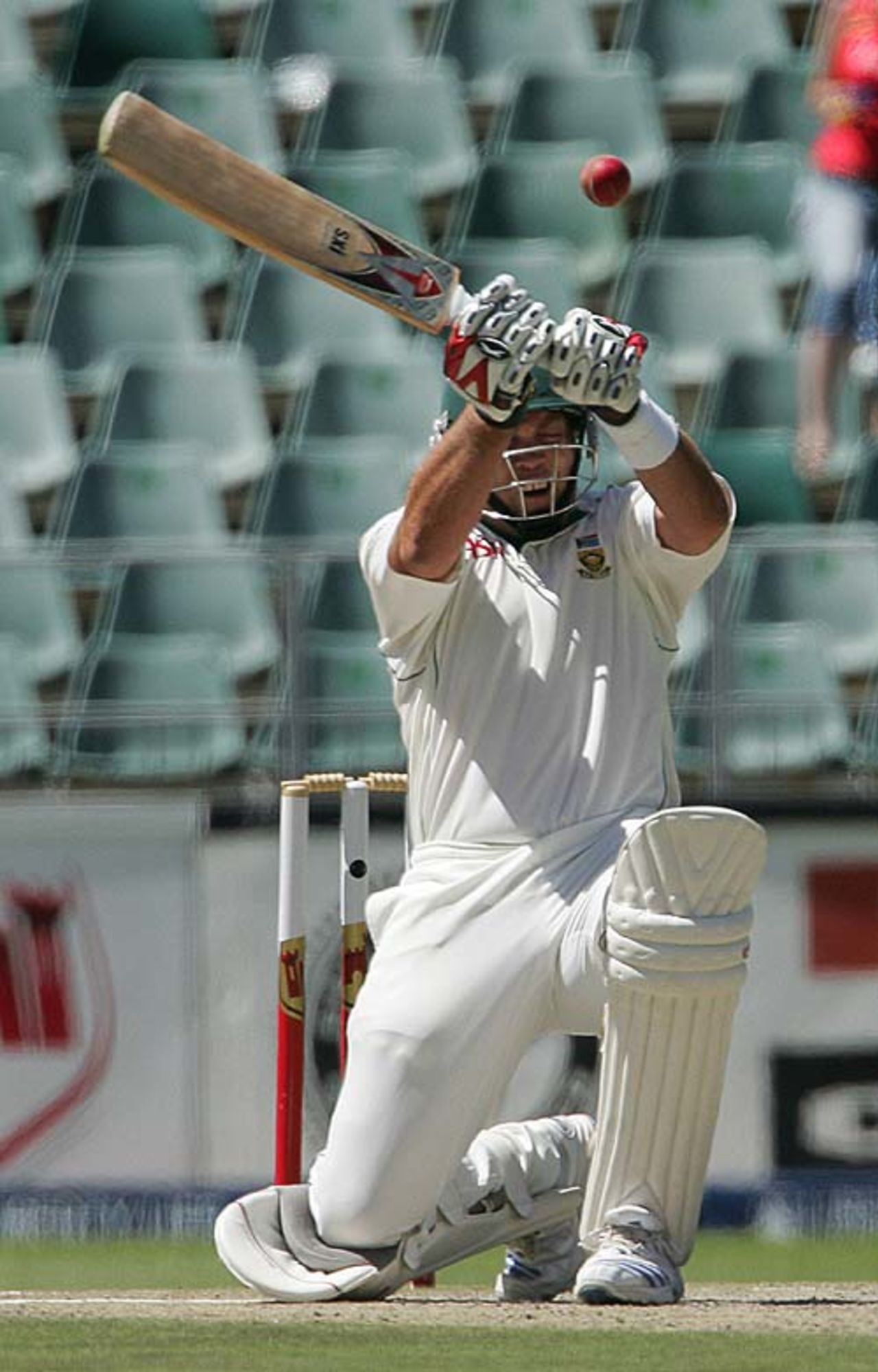Jacques Kallis appears to be in two minds over ducking a delivery, 1st Test, Johannesburg, 3rd day, November 10, 2007