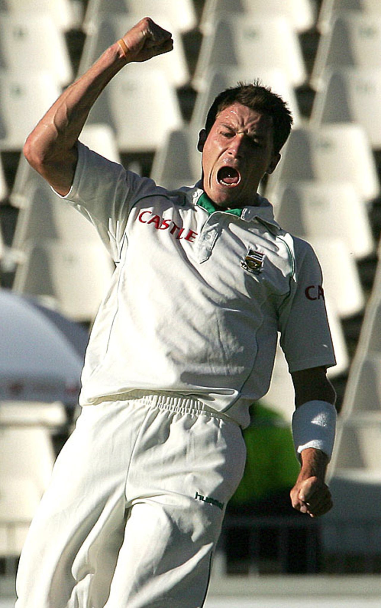 Dale Steyn roars his delight after picking up an early New Zealand wicket, 1st Test, Johannesburg, 3rd day, November 10, 2007