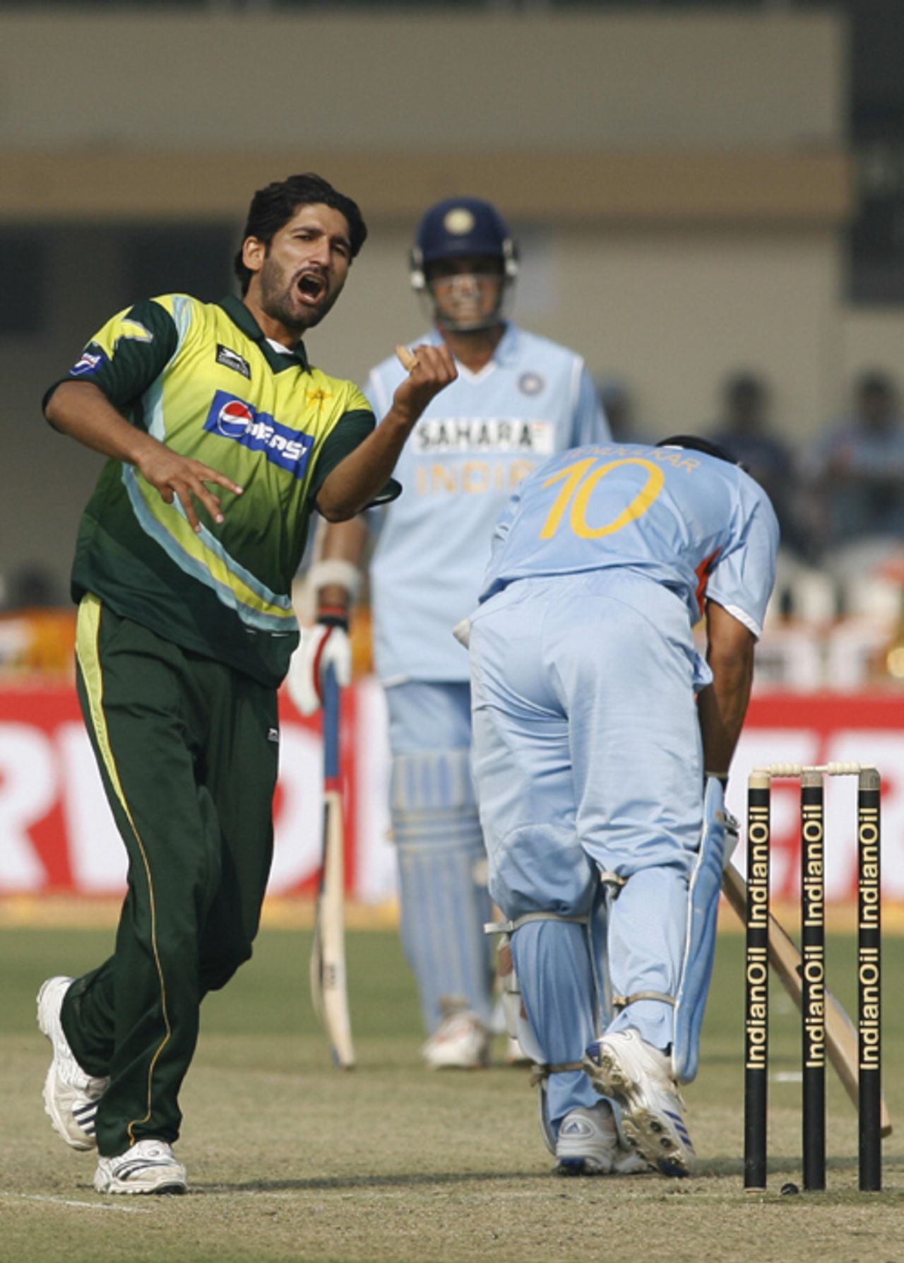 Sohail Tanvir exults after dismissing Sachin Tendulkar, India v Pakistan, 3rd ODI, Kanpur, November 11, 2007