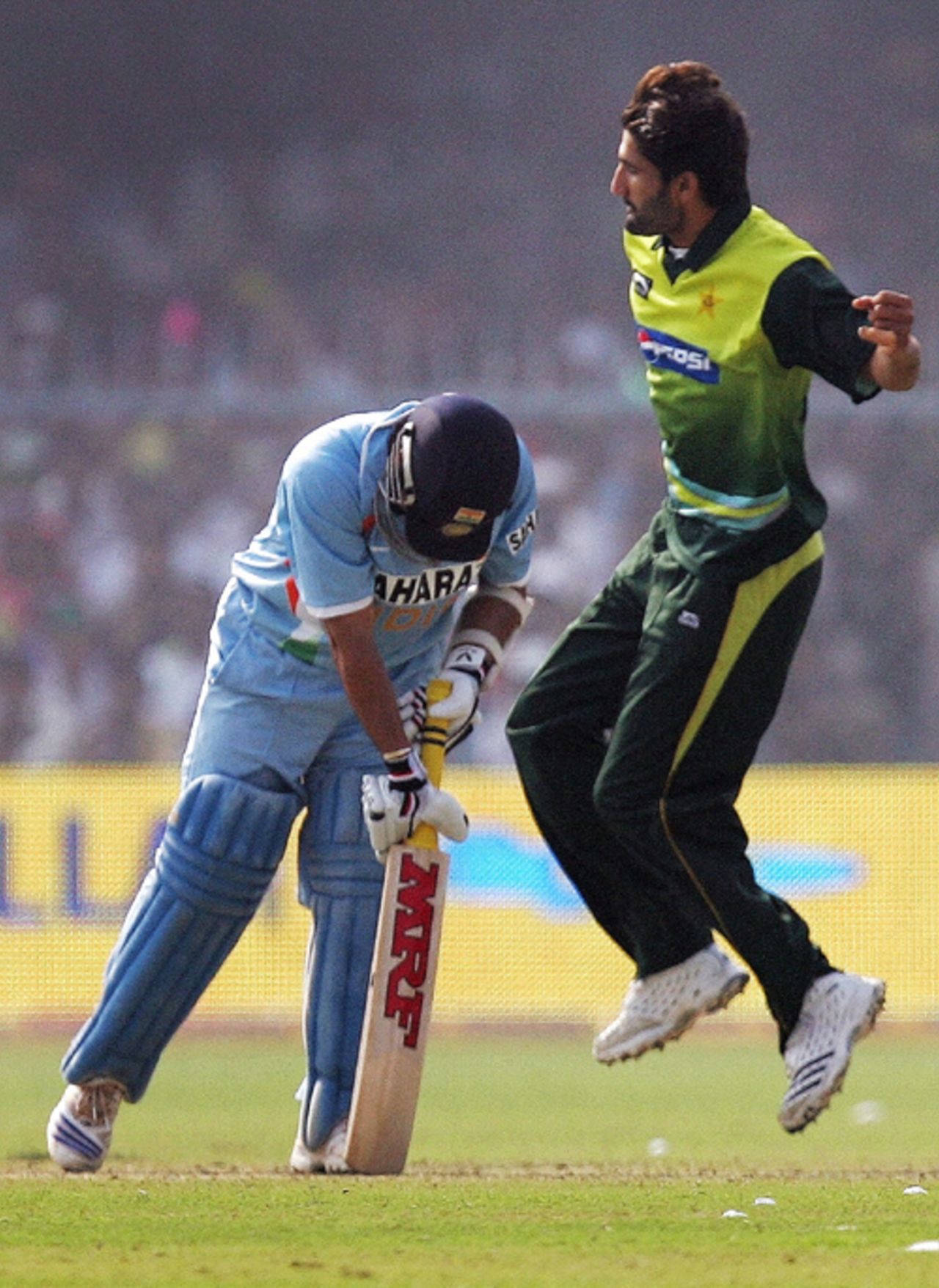 Sohail Tanvir gets the better of Sachin Tendulkar, India v Pakistan, 3rd ODI, Kanpur, November 11, 2007