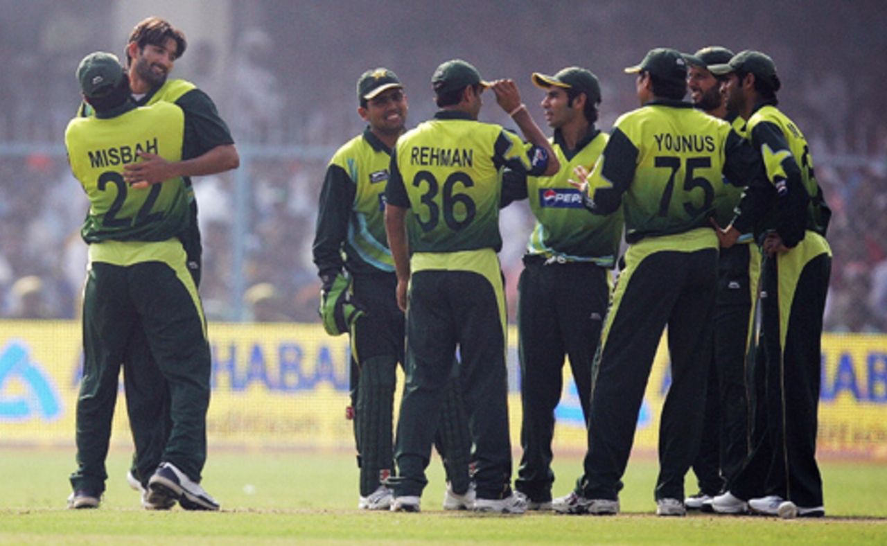 Sohail Tanvir, the wicket-taker, is congratulated by Misbah-ul-Haq while the rest of the team take a breather, India v Pakistan, 3rd ODI, Kanpur, November 11, 2007