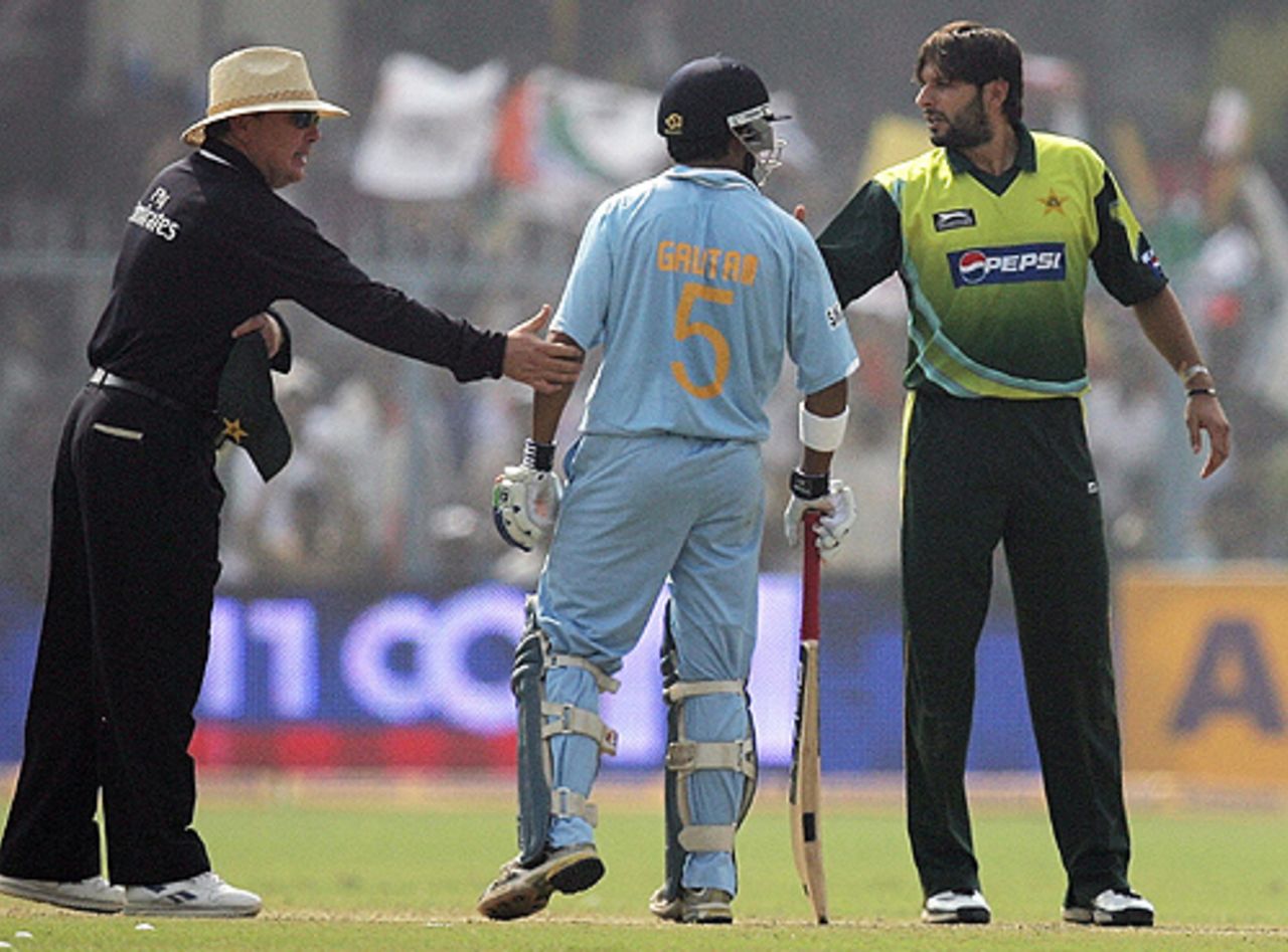 Umpire Ian Gould tries to sort out an argument between Gautam Gambhir and Shahid Afridi, India v Pakistan, 3rd ODI, Kanpur, November 11, 2007 