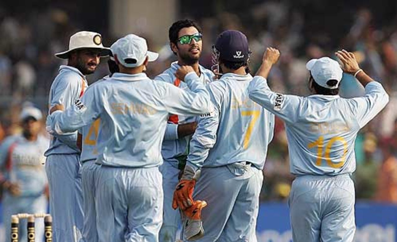 The Indian team celebrates Shoaib Malik's dismissal, India v Pakistan, 3rd ODI, Kanpur, November 11, 2007 
