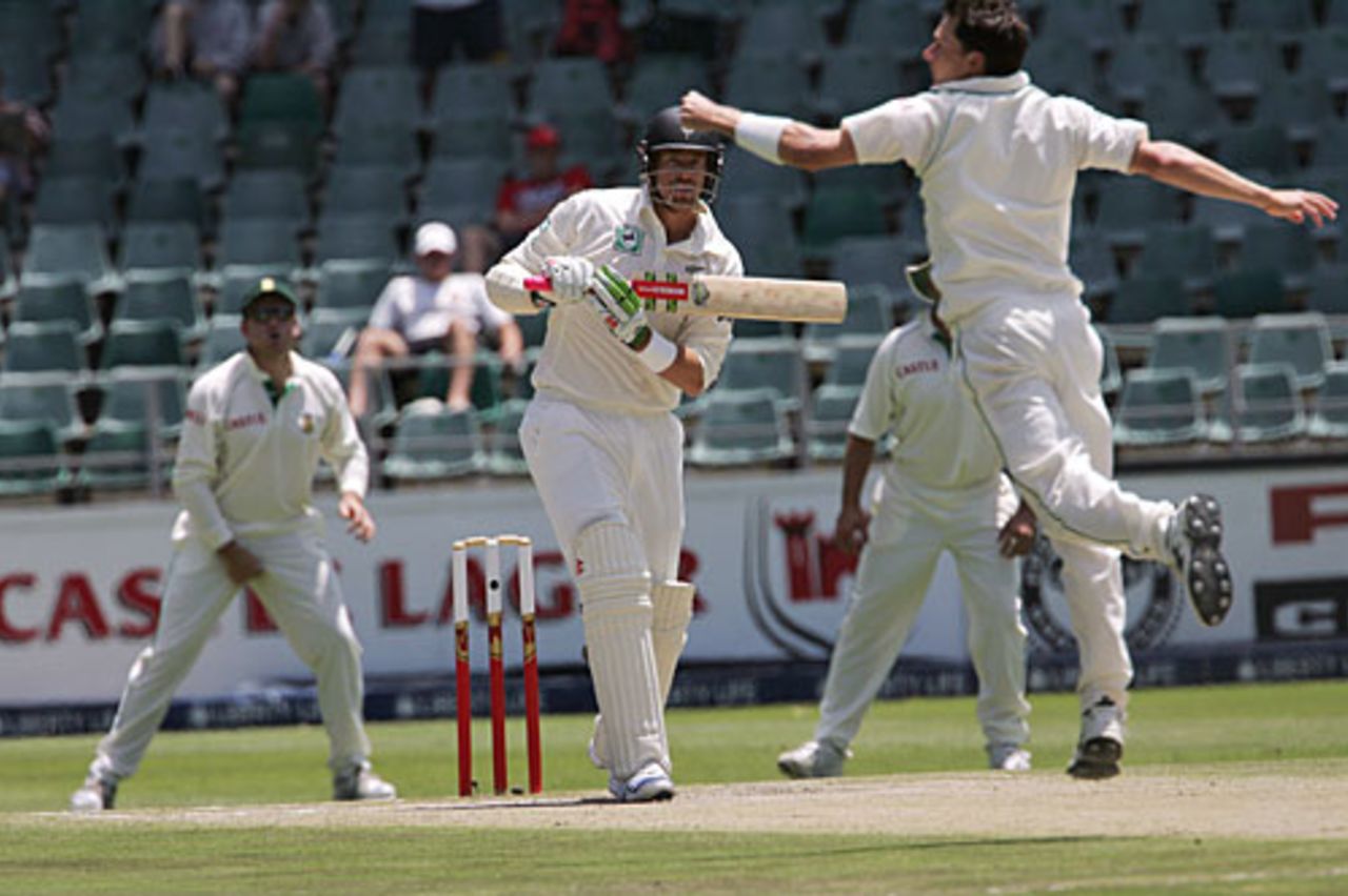 Dale Steyn stretches towards the ball hit off Jacob Oram's bat, South Africa v New Zealand, 1st Test, Johannesburg, 4th day, November 11, 2007