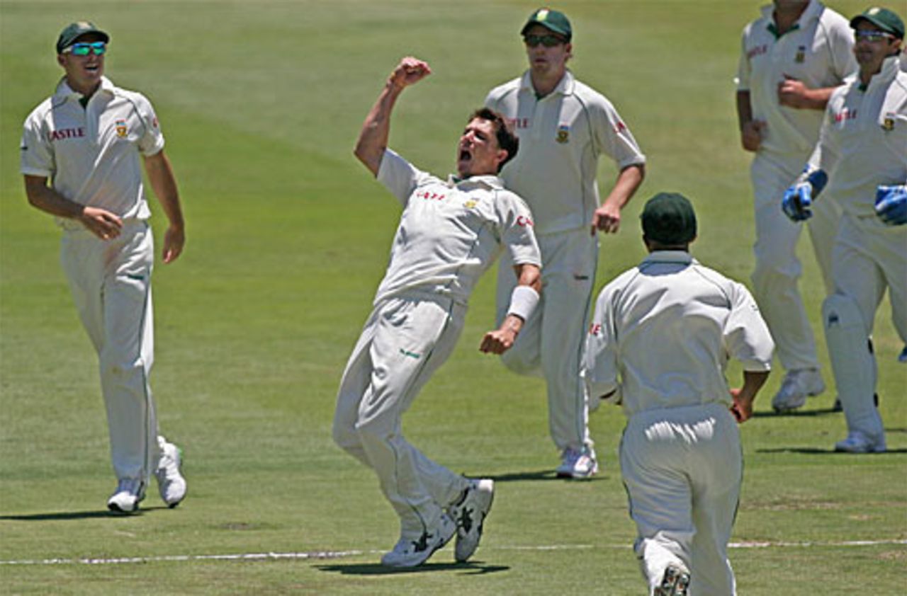 Dale Steyn roars his delight after removing Scott Styris in the second over of the day, South Africa v New Zealand, 1st Test, Johannesburg, 4th day, November 11, 2007