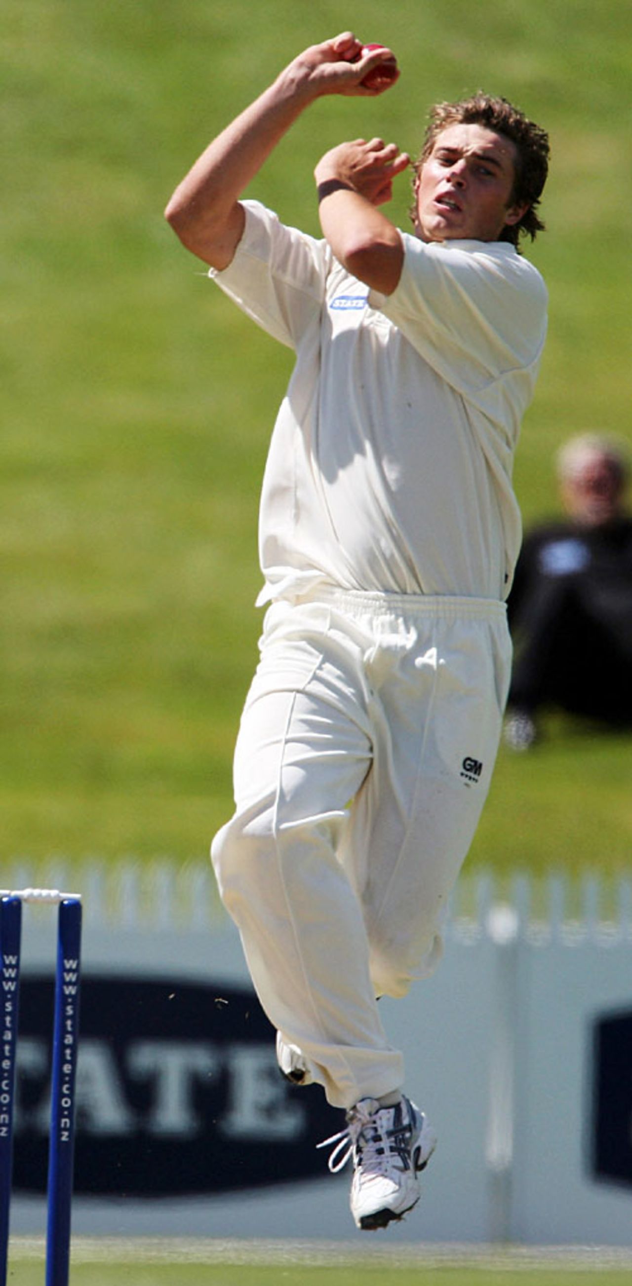 Northern Districts' Tim Southee bowls during his side's match against Wellington, Northern Districts v Wellington, State Championship, 2nd day, Hamilton, November 13, 2007