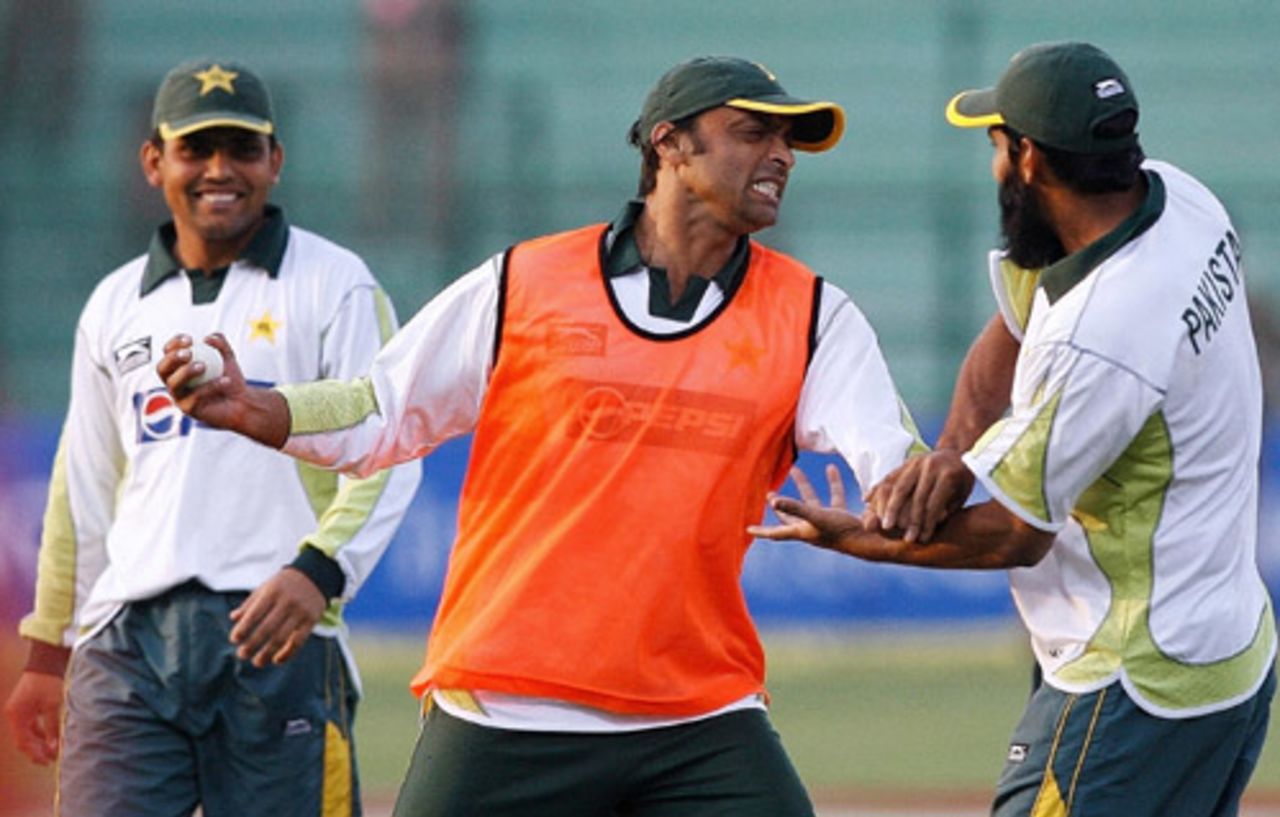 Shoaib Akhtar and Mohammad Yousuf engage in some friendly games as Kamran Akmal looks on, Gwalior, November 14, 2007