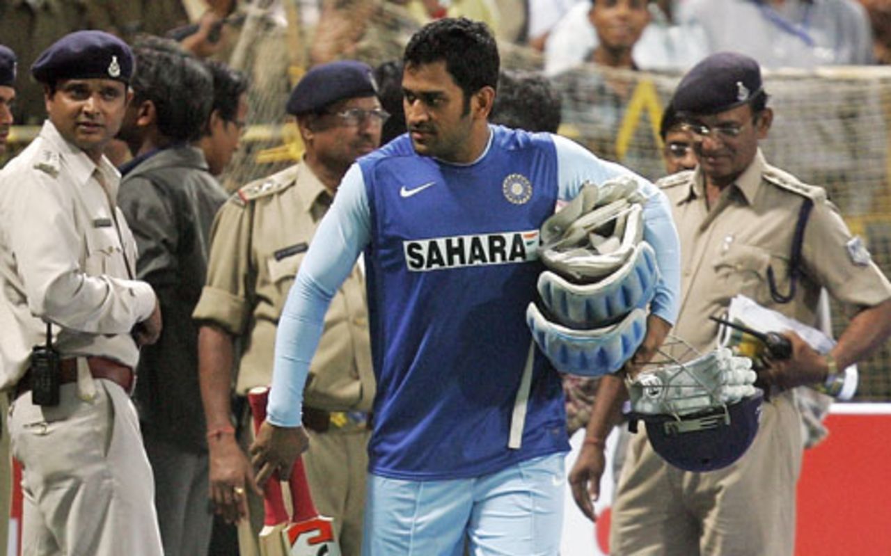 Mahendra Singh Dhoni arrives for practice at the Captain Roop Singh Stadium, Gwalior, November 14, 2007