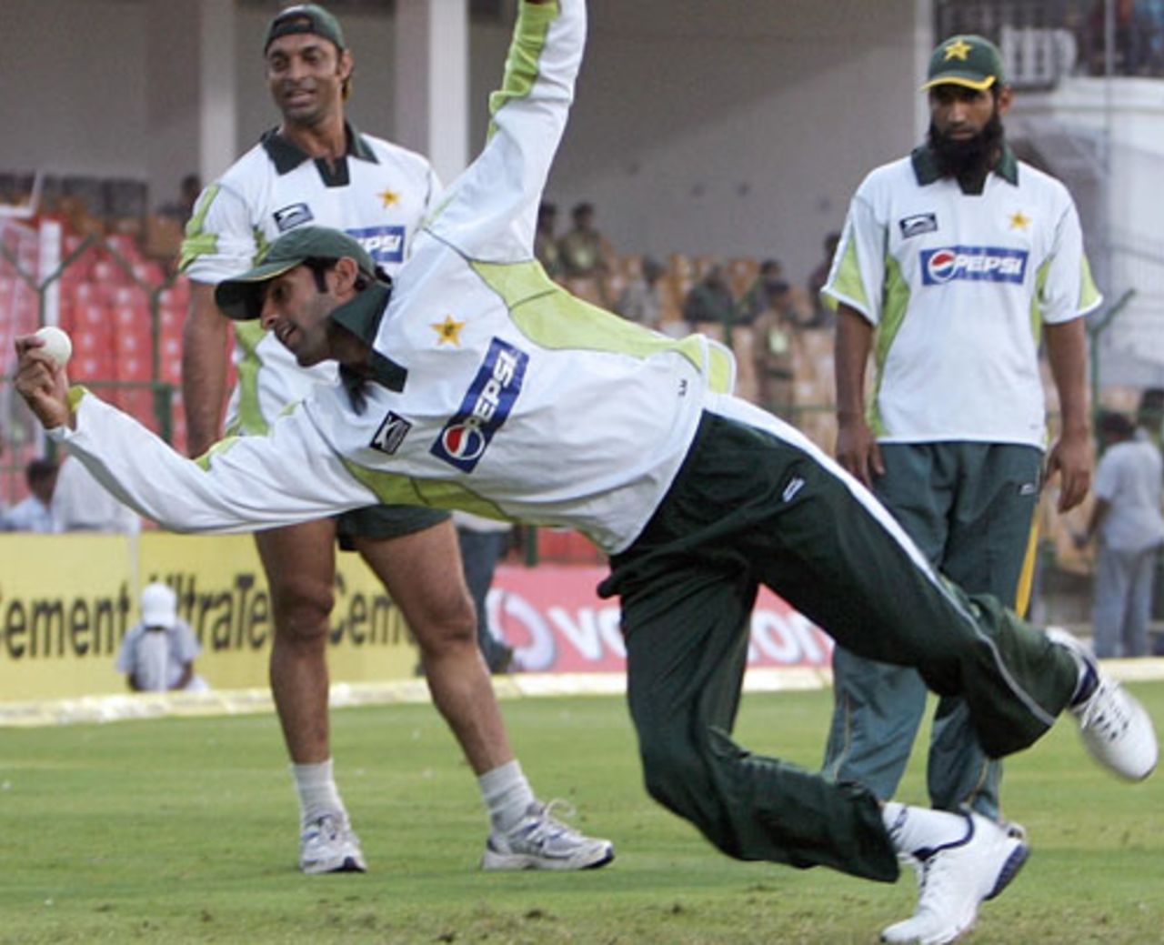 Shoaib Akhtar and Mohammad Yousuf are all eyes as Shoaib Malik dives to take a catch, Gwalior, November 14, 2007