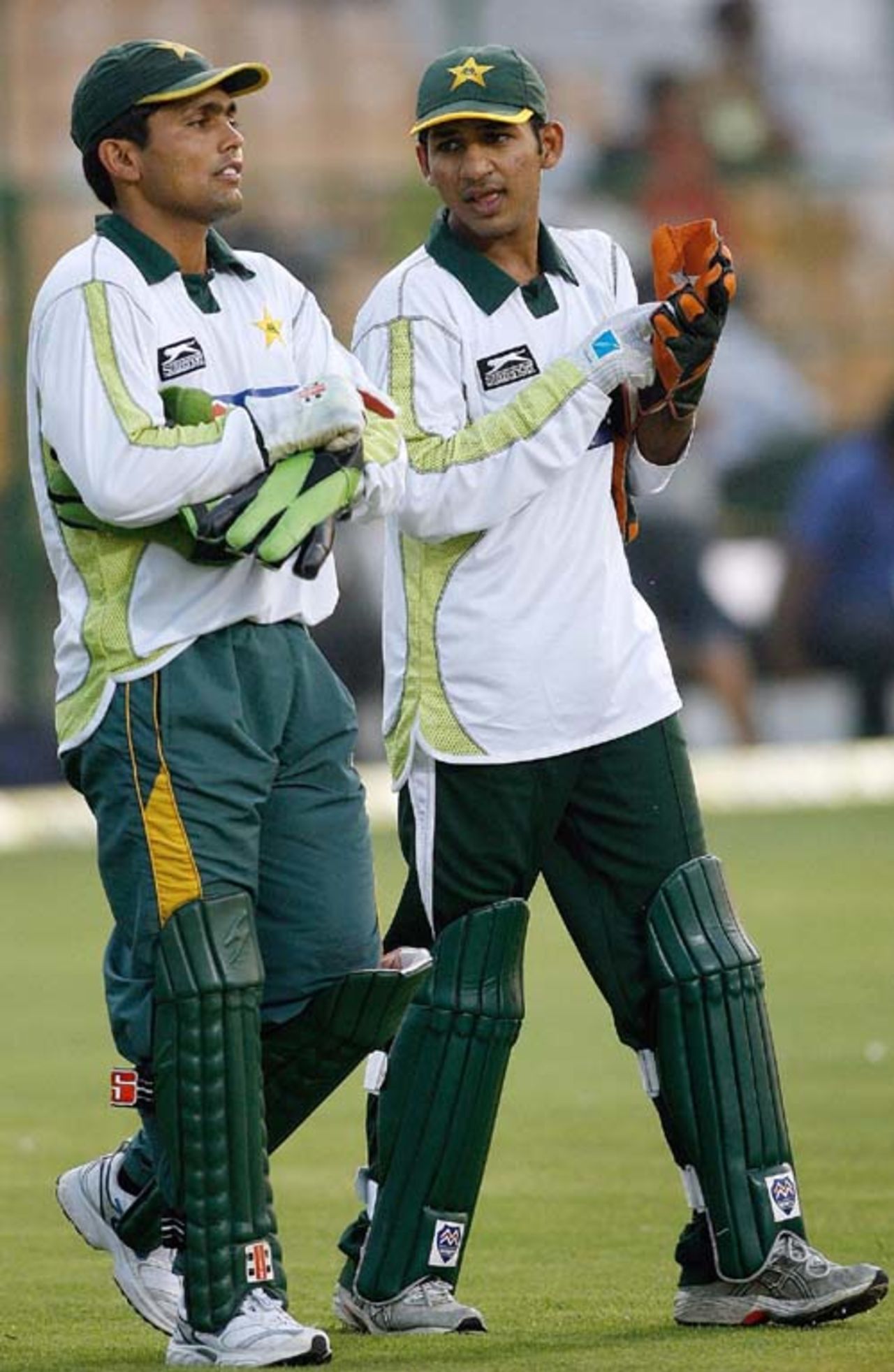 Kamran Akmal and Sarfraz Ahmed head out for practice, Gwalior, November 14, 2007