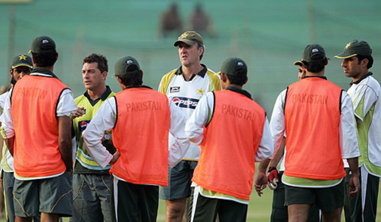 The Pakistan team have a discussion during training, Gwalior, November 14, 2007