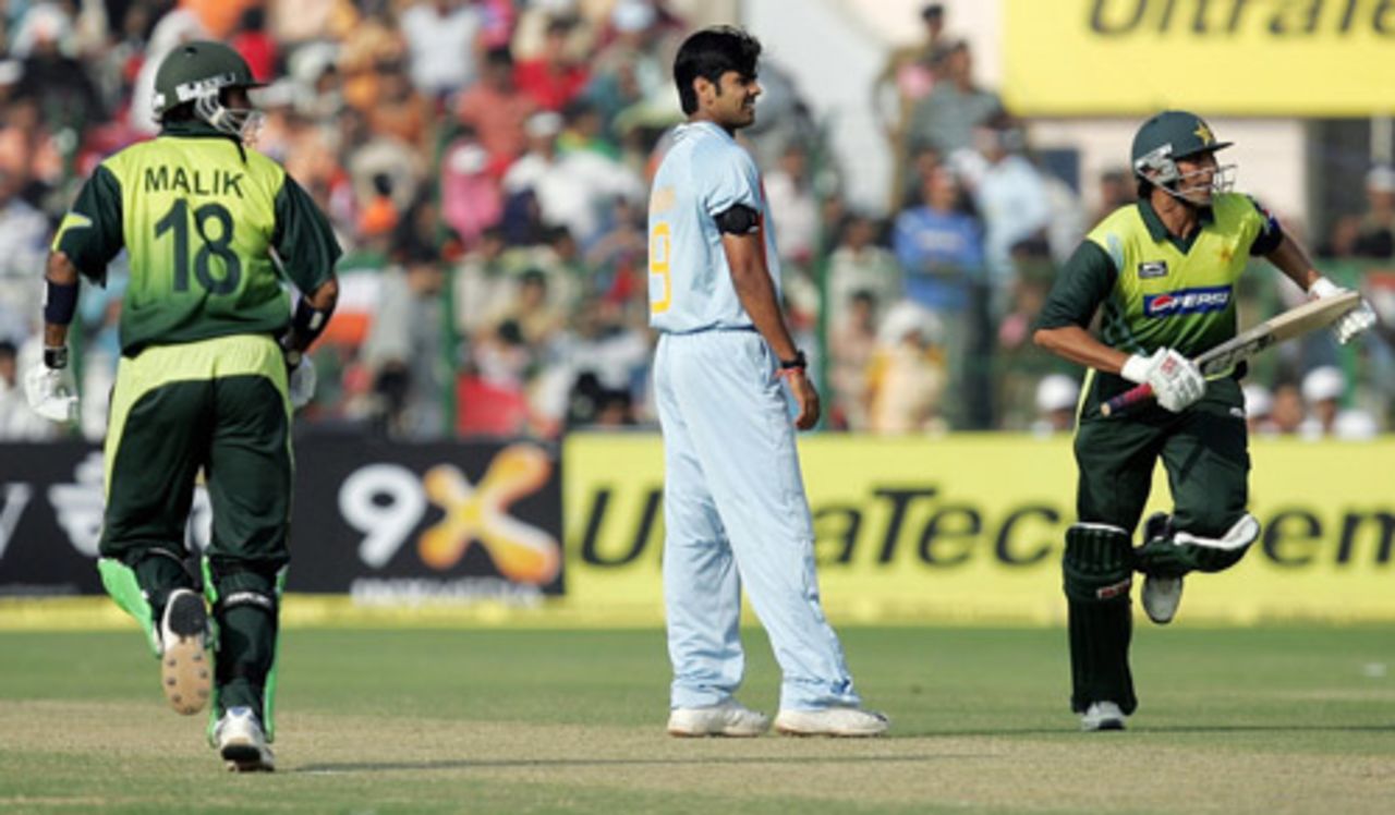 Younis Khan and Shoaib Malik helped Pakistan recover from RP Singh's early strike, India v Pakistan, 4th ODI, Gwalior, November 15, 2007 