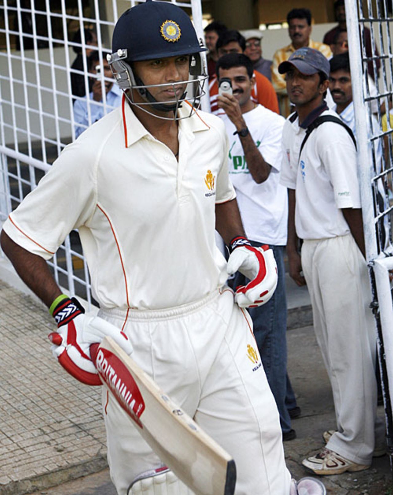 Rahul Dravid walks out to bat for Karnataka, Karnataka v Himachal Pradesh, Ranji Trophy Super League, Group A, 2nd round, 1st day, Bangalore, November 15, 2007