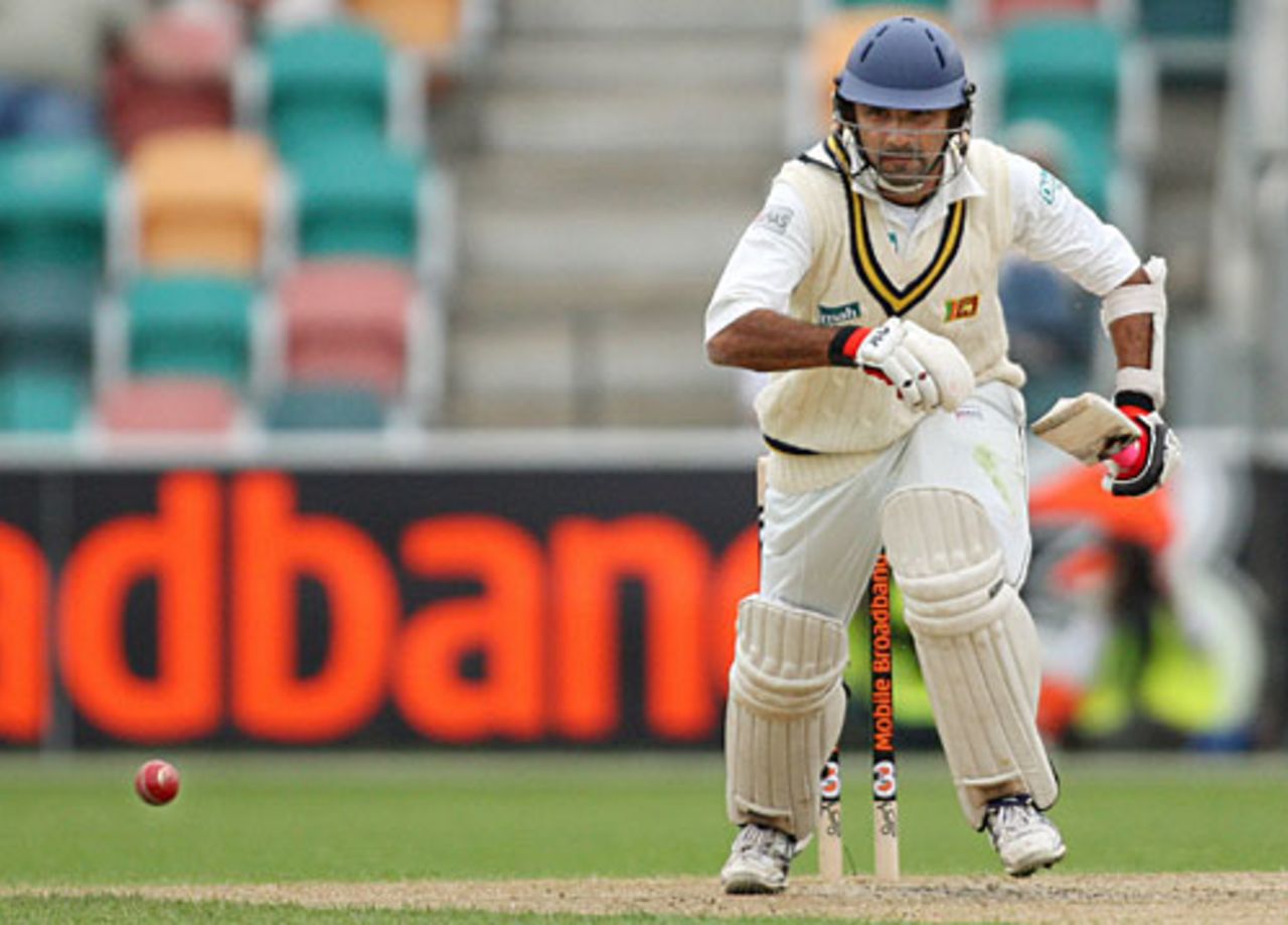 Marvan Atapattu takes off for a single, Australia v Sri Lanka, 2nd Test, Hobart, 2nd day, November 17, 2007