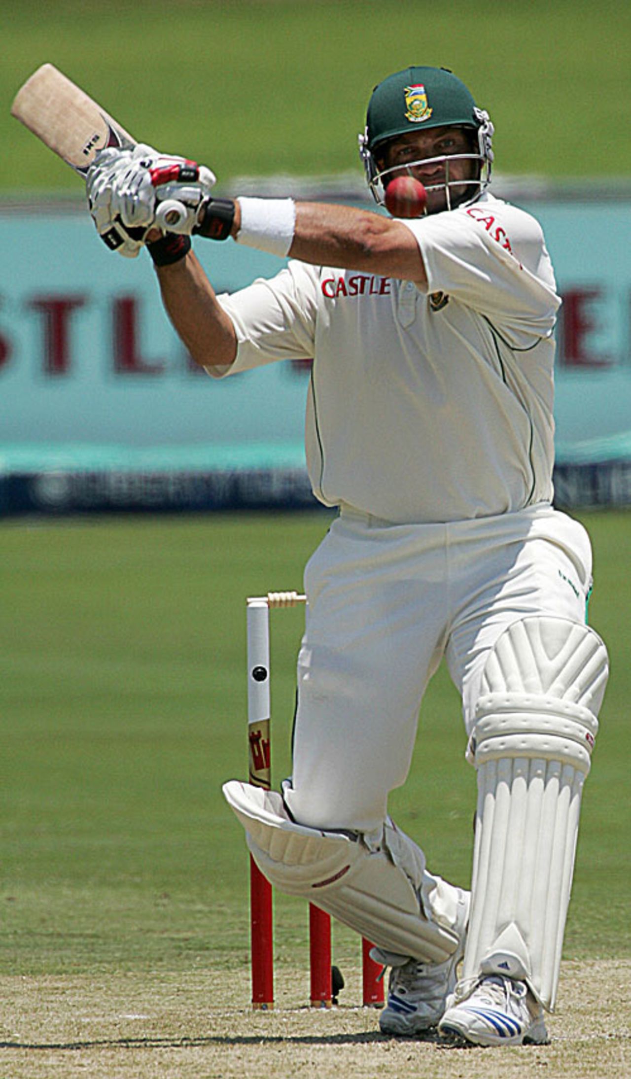 Jacques Kallis prepares to pull, South Africa v New Zealand, 2nd Test, Centurion, 2nd day, November 17, 2007