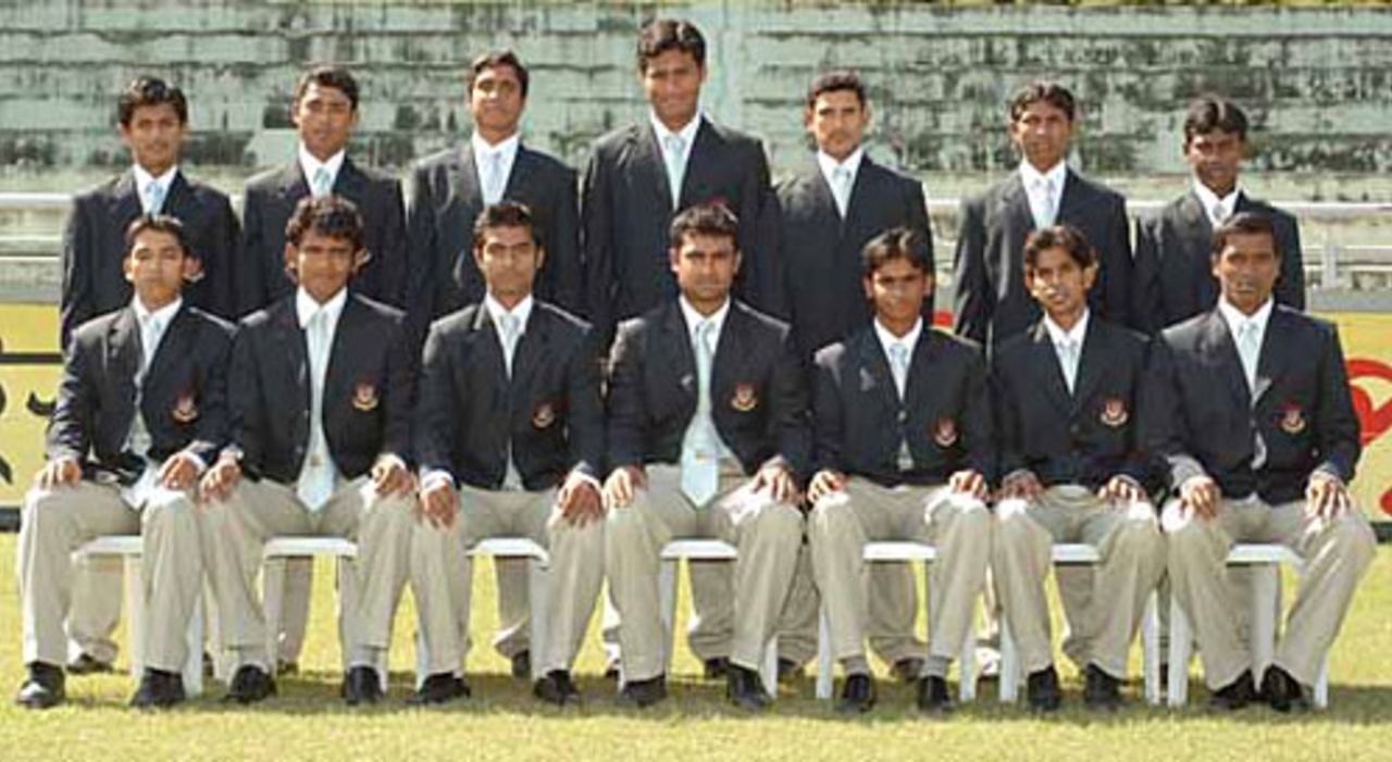 The Bangladesh Under-19 squad poses for photographs before leaving for Pakistan, Dhaka, November 17, 2007